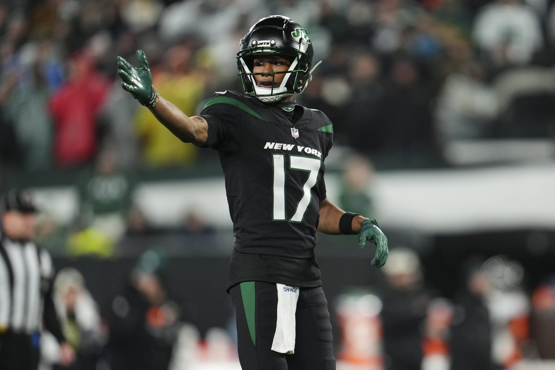 EAST RUTHERFORD, NJ - DECEMBER 22: Garrett Wilson #17 of the New York Jets gets set against the Jacksonville Jaguars at MetLife Stadium on December 22, 2022 in East Rutherford, New Jersey. (Photo by Cooper Neill/Getty Images)
