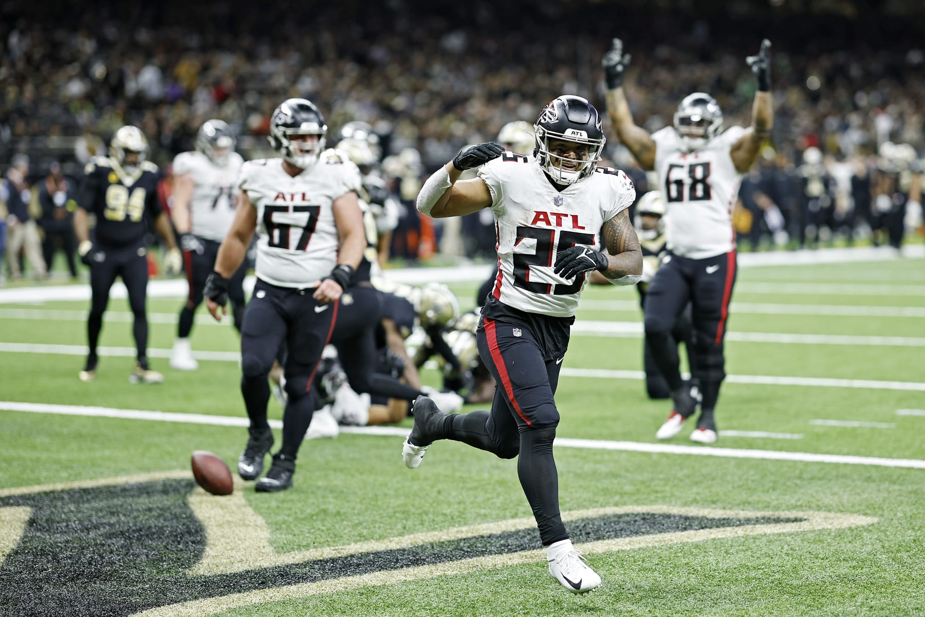 NEW ORLEANS, LOUISIANA - DECEMBER 18: Tyler Allgeier #25 of the Atlanta Falcons celebrates a touchdown during the third quarter in the game against the New Orleans Saints at Caesars Superdome on December 18, 2022 in New Orleans, Louisiana. (Photo by Chris Graythen/Getty Images)