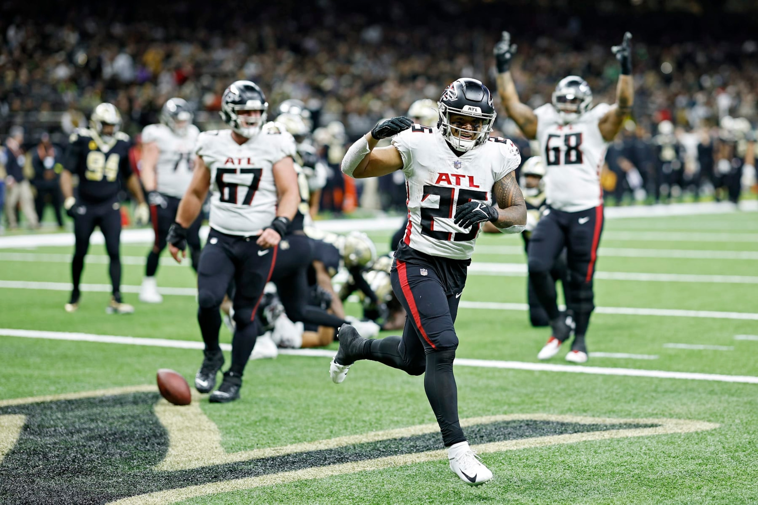 NEW ORLEANS, LOUISIANA - DECEMBER 18: Tyler Allgeier #25 of the Atlanta Falcons celebrates a touchdown during the third quarter in the game against the New Orleans Saints at Caesars Superdome on December 18, 2022 in New Orleans, Louisiana. (Photo by Chris Graythen/Getty Images)