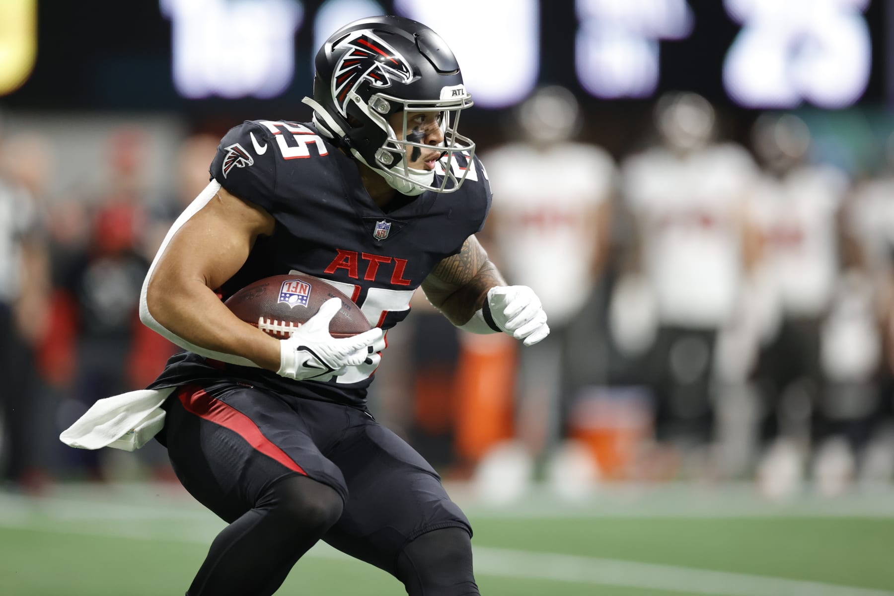 ATLANTA, GEORGIA - JANUARY 08:Tyler Allgeier #25 of the Atlanta Falcons runs the ball during the first quarter against against the Tampa Bay Buccaneers at Mercedes-Benz Stadium on January 8, 2023 in Atlanta, Georgia. (Photo by Alex Slitz/Getty Images)