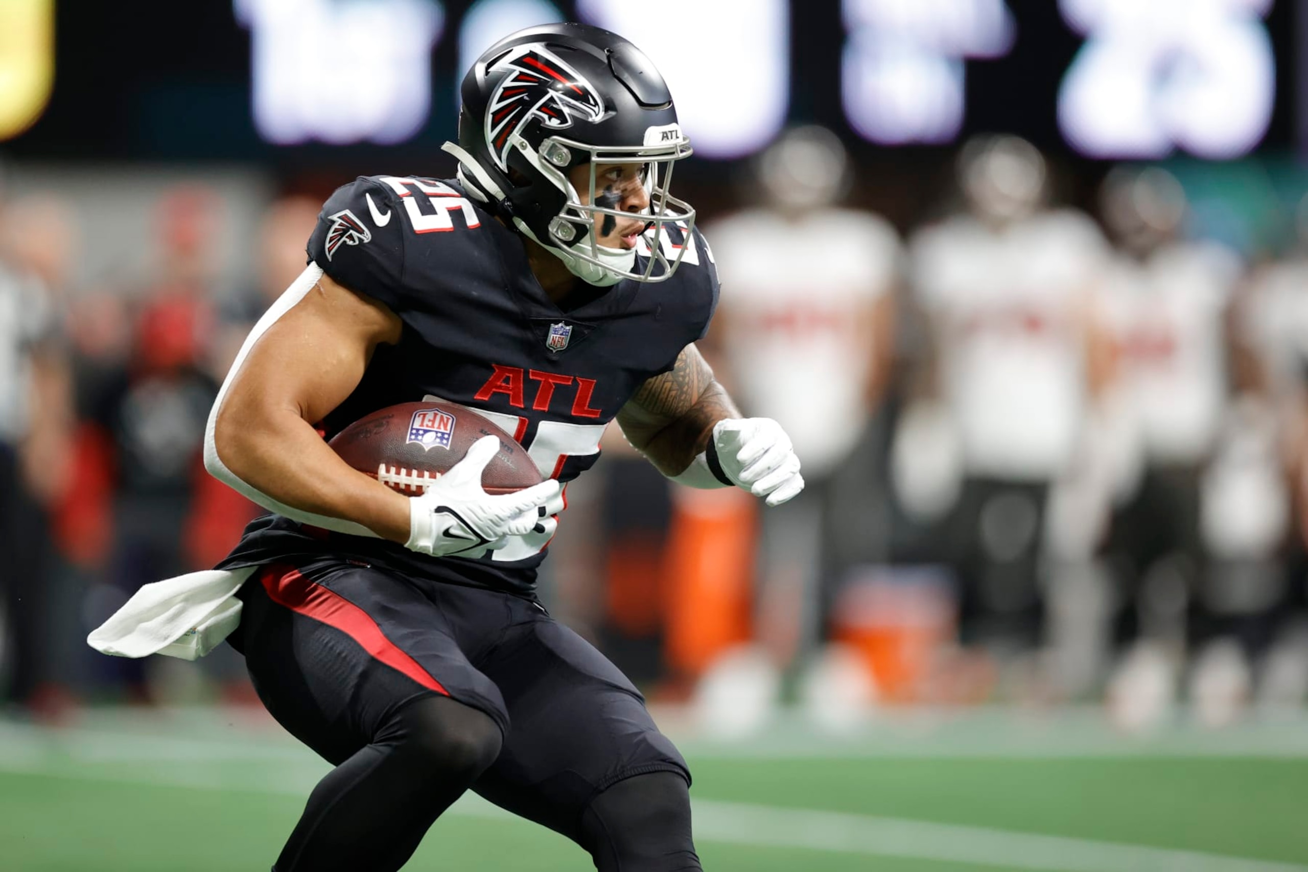 ATLANTA, GEORGIA - JANUARY 08:Tyler Allgeier #25 of the Atlanta Falcons runs the ball during the first quarter against against the Tampa Bay Buccaneers at Mercedes-Benz Stadium on January 8, 2023 in Atlanta, Georgia. (Photo by Alex Slitz/Getty Images) ATLANTA, GEORGIA - JANUARY 08:Tyler Allgeier #25 of the Atlanta Falcons runs the ball during the first quarter against against the Tampa Bay Buccaneers at Mercedes-Benz Stadium on January 8, 2023 in Atlanta, Georgia. (Photo by Alex Slitz/Getty Images)