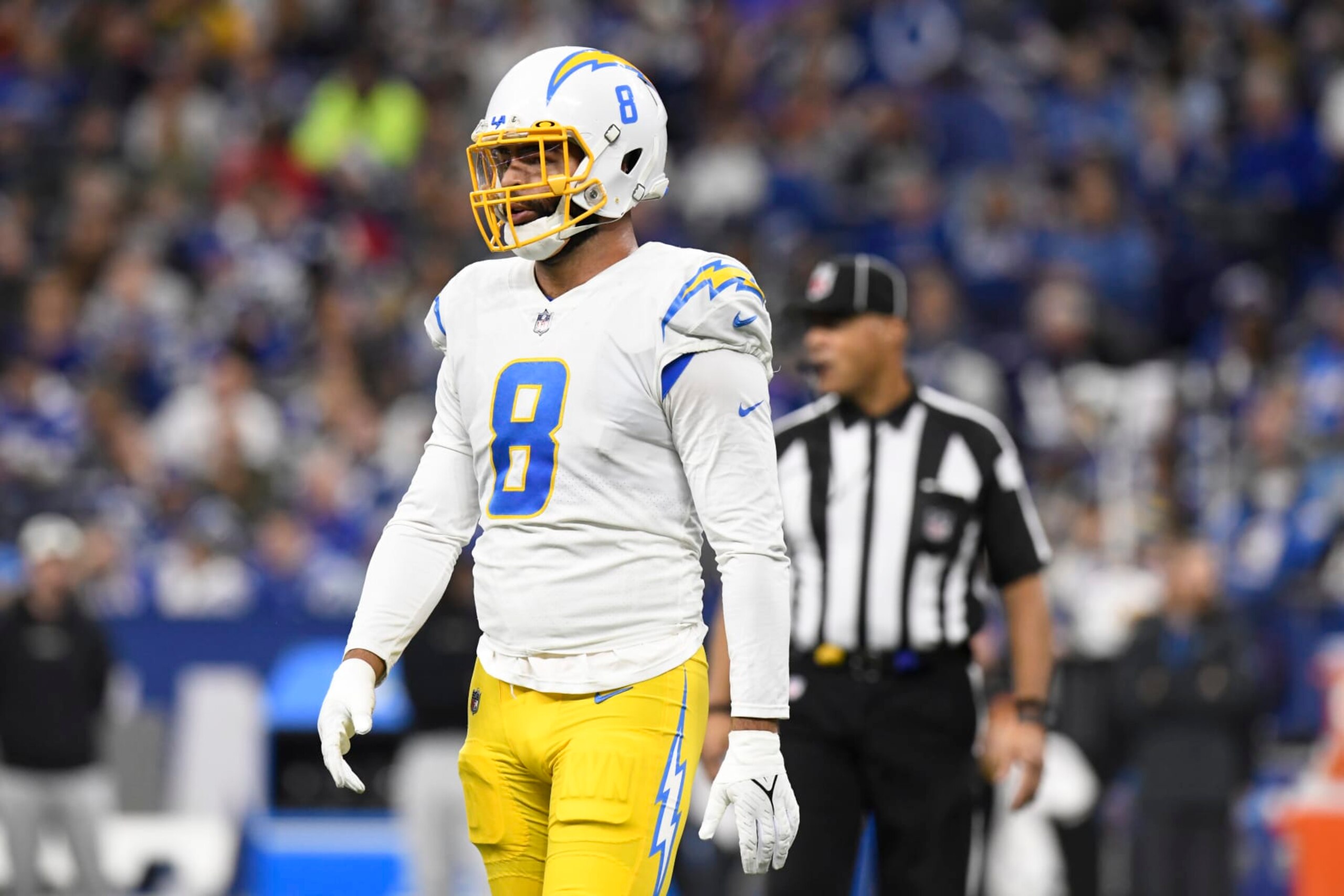 INDIANAPOLIS, IN - DECEMBER 26: Los Angeles Chargers outside linebacker Kyle Van Noy (8) waits for play to resume during the NFL football game between the Los Angeles Chargers and the Indianapolis Colts on December 26, 2022, at Lucas Oil Stadium in Indianapolis, Indiana. (Photo by Michael Allio/Icon Sportswire via Getty Images) INDIANAPOLIS, IN - DECEMBER 26: Los Angeles Chargers outside linebacker Kyle Van Noy (8) waits for play to resume during the NFL football game between the Los Angeles Chargers and the Indianapolis Colts on December 26, 2022, at Lucas Oil Stadium in Indianapolis, Indiana. (Photo by Michael Allio/Icon Sportswire via Getty Images)