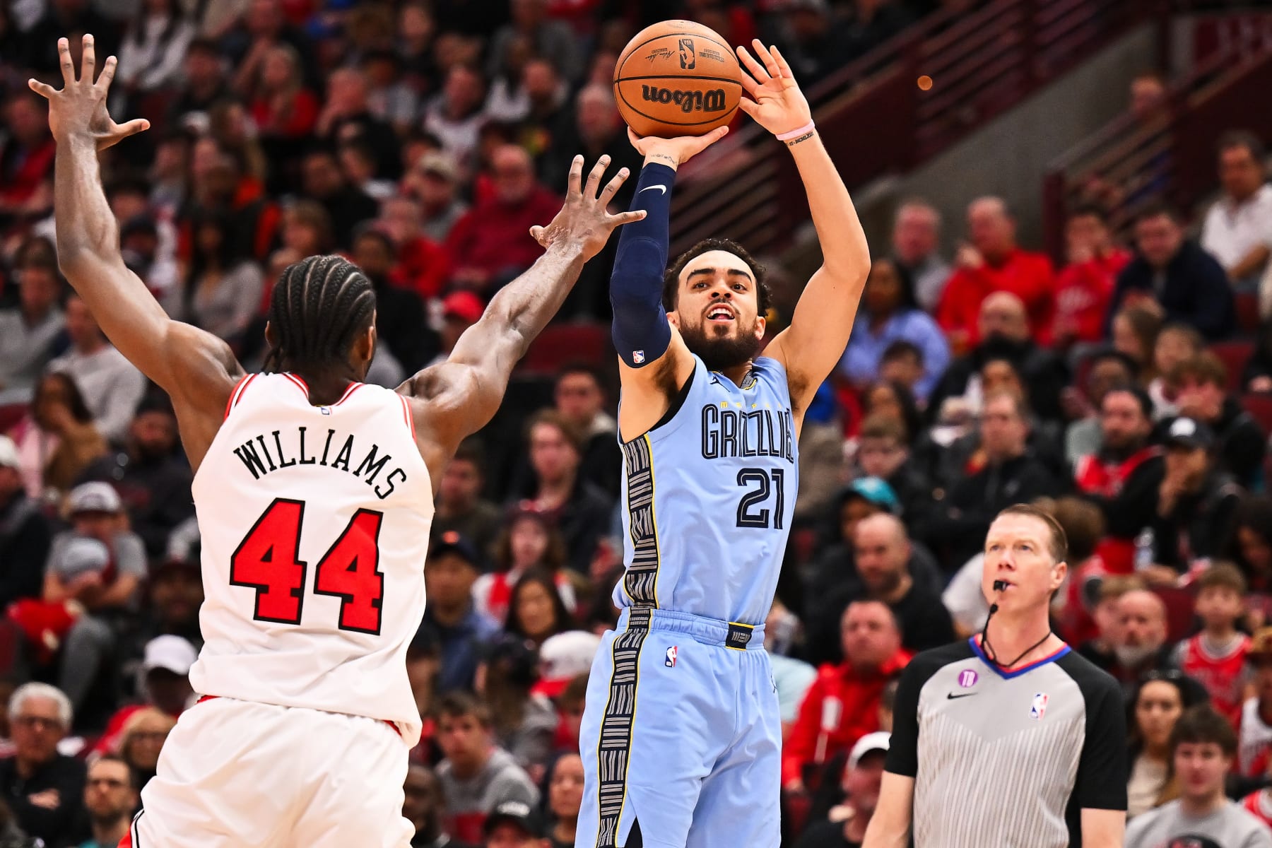 CHICAGO, ILLINOIS - APRIL 02:  Tyus Jones #21 of the Memphis Grizzlies controls the ball against the Chicago Bulls on April 02, 2023 at United Center in Chicago, Illinois.   NOTE TO USER: User expressly acknowledges and agrees that, by downloading and or using this photograph, User is consenting to the terms and conditions of the Getty Images License Agreement.  (Photo by Jamie Sabau/Getty Images)