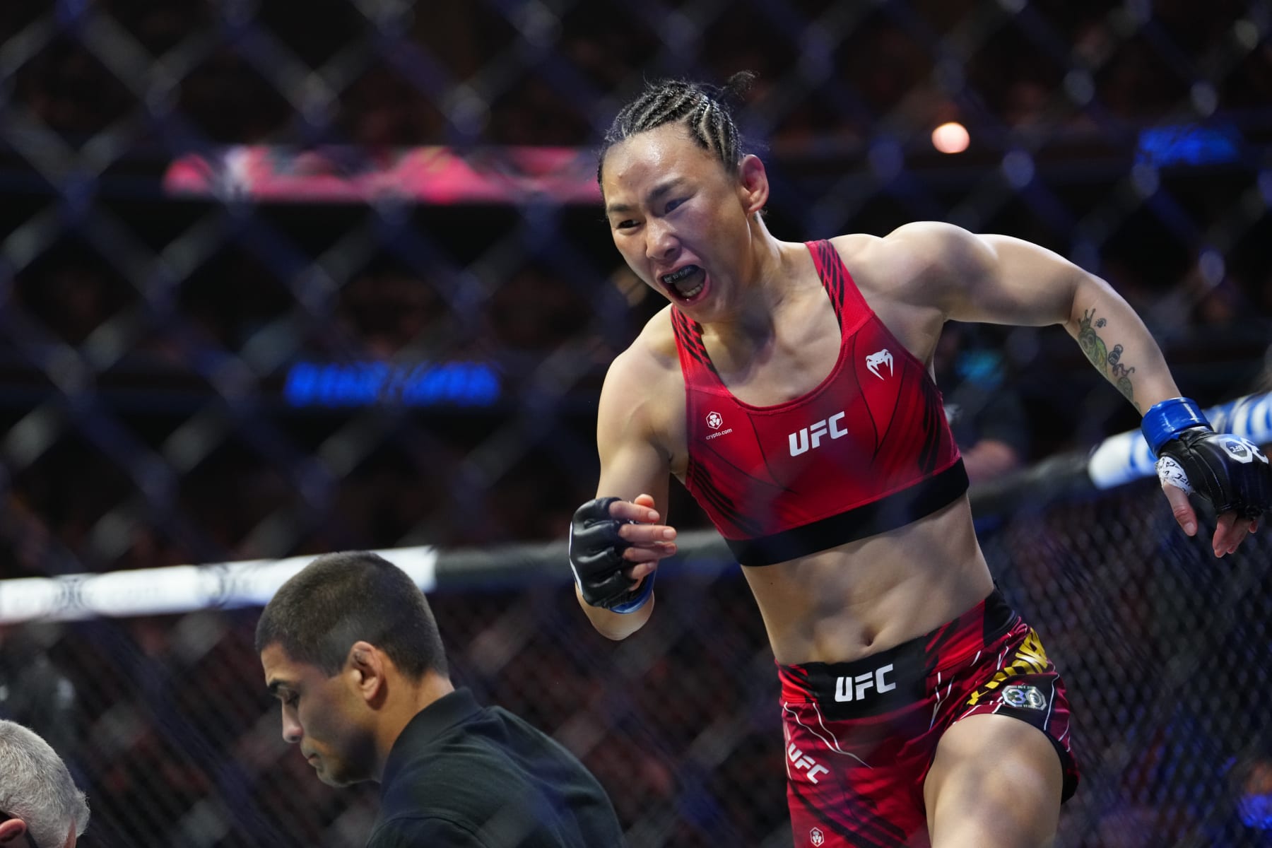 Yan Xiaonan knocks out Jessica Andrade.