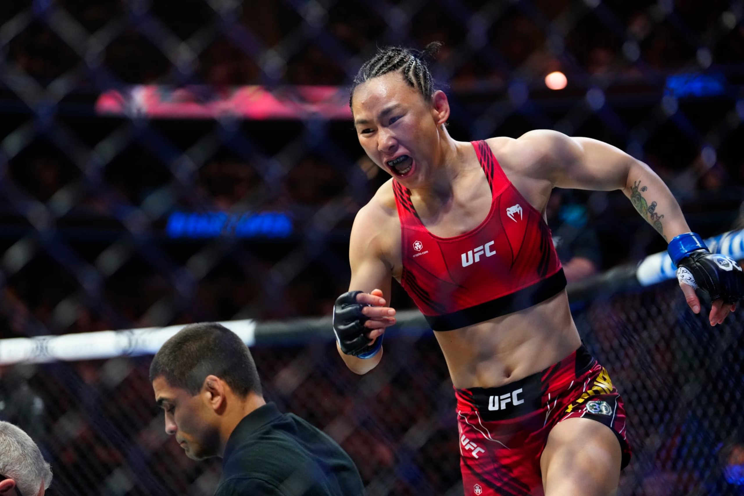 Yan Xiaonan knocks out Jessica Andrade.
