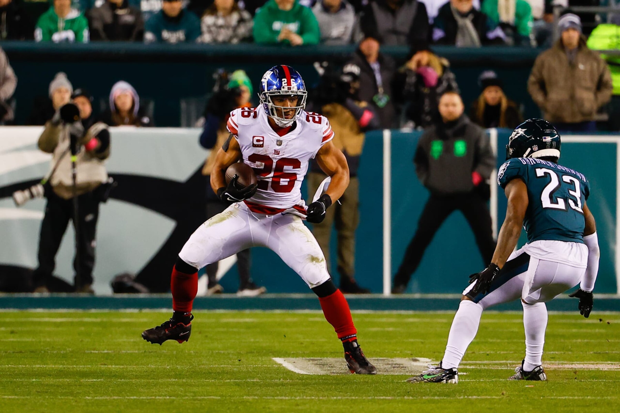 PHILADELPHIA, PA - JANUARY 21:  New York Giants running back Saquon Barkley (26) runs during the NFC Divisional playoff game between the Philadelphia Eagles and the New York Giants on January 21, 2023 at Lincoln Financial Field in Philadelphia, Pennsylvania.  (Photo by Rich Graessle/Icon Sportswire via Getty Images)