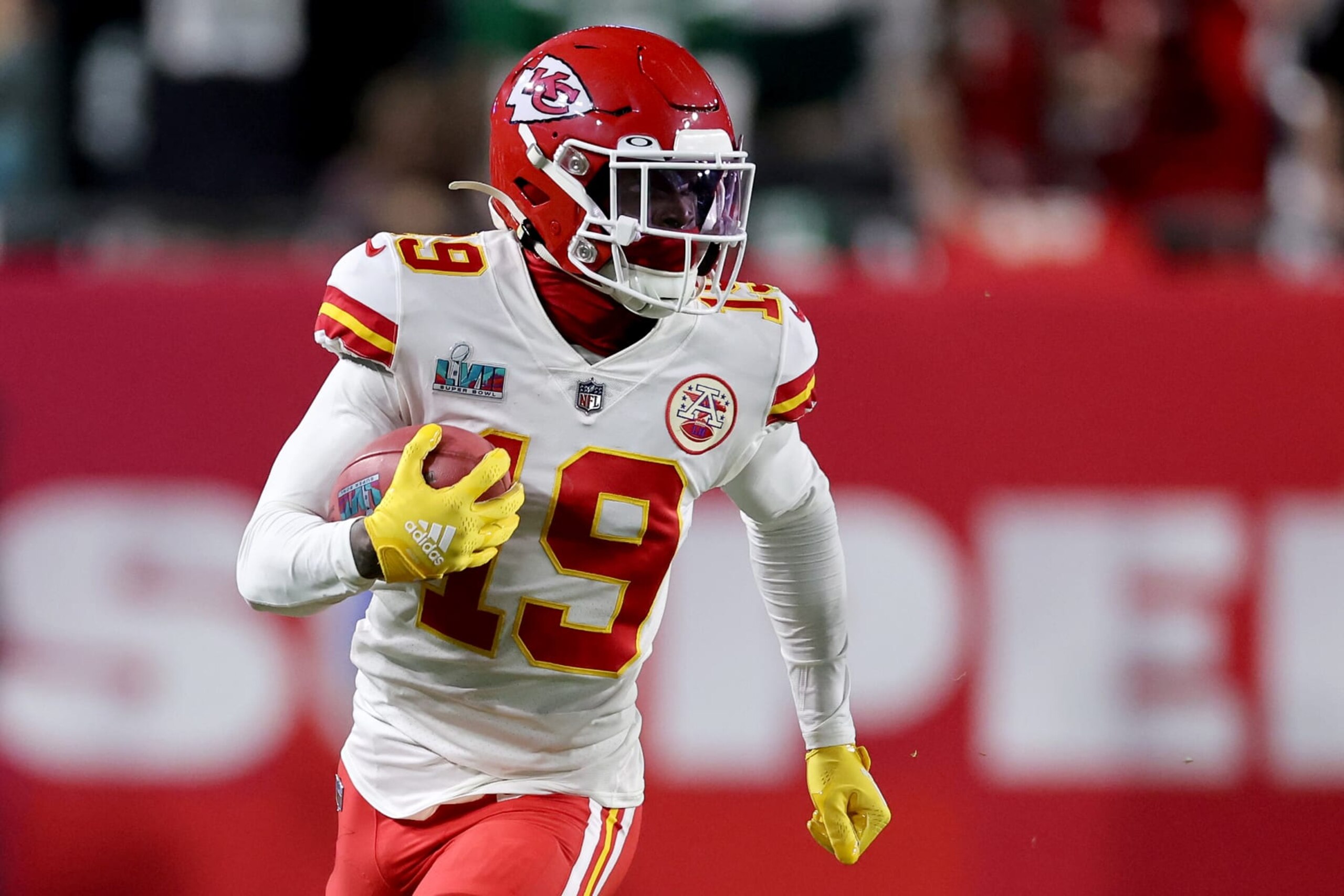 GLENDALE, ARIZONA - FEBRUARY 12: Kadarius Toney #19 of the Kansas City Chiefs scores a five yard touchdown reception against the Philadelphia Eagles during the fourth quarter in Super Bowl LVII at State Farm Stadium on February 12, 2023 in Glendale, Arizona. (Photo by Gregory Shamus/Getty Images) GLENDALE, ARIZONA - FEBRUARY 12: Kadarius Toney #19 of the Kansas City Chiefs scores a five yard touchdown reception against the Philadelphia Eagles during the fourth quarter in Super Bowl LVII at State Farm Stadium on February 12, 2023 in Glendale, Arizona. (Photo by Gregory Shamus/Getty Images)