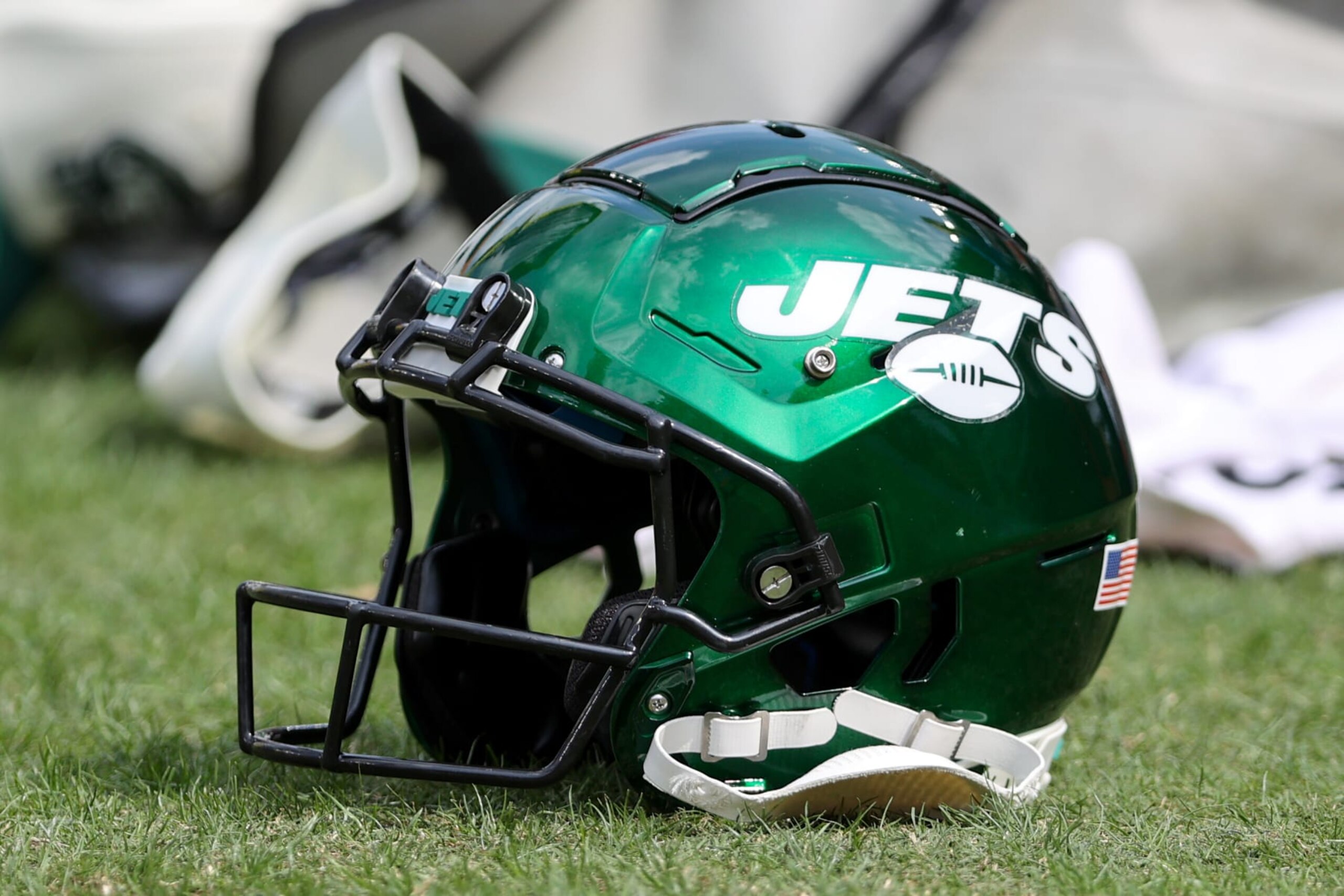 CLEVELAND, OH - SEPTEMBER 18: A New York Jets helmet on the sideline during the first quarter of the National Football League game between the New York Jets and Cleveland Browns on September 18, 2022, at FirstEnergy Stadium in Cleveland, OH. (Photo by Frank Jansky/Icon Sportswire via Getty Images)