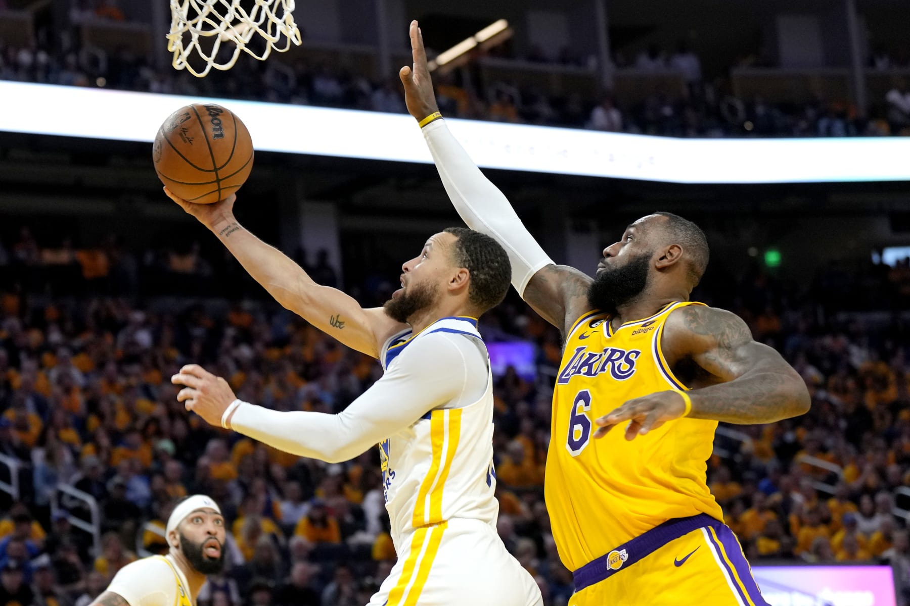 SAN FRANCISCO, CALIFORNIA - MAY 10: Stephen Curry #30 of the Golden State Warriors drives to the basket against LeBron James #6 of the Los Angeles Lakers during the third quarter in game five of the Western Conference Semifinal Playoffs at Chase Center on May 10, 2023 in San Francisco, California. NOTE TO USER: User expressly acknowledges and agrees that, by downloading and or using this photograph, User is consenting to the terms and conditions of the Getty Images License Agreement. (Photo by Thearon W. Henderson/Getty Images)