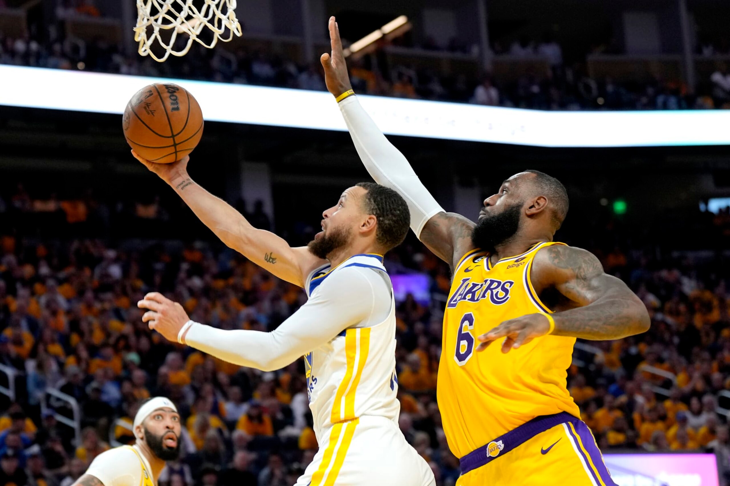 SAN FRANCISCO, CALIFORNIA - MAY 10: Stephen Curry #30 of the Golden State Warriors drives to the basket against LeBron James #6 of the Los Angeles Lakers during the third quarter in game five of the Western Conference Semifinal Playoffs at Chase Center on May 10, 2023 in San Francisco, California. NOTE TO USER: User expressly acknowledges and agrees that, by downloading and or using this photograph, User is consenting to the terms and conditions of the Getty Images License Agreement. (Photo by Thearon W. Henderson/Getty Images)