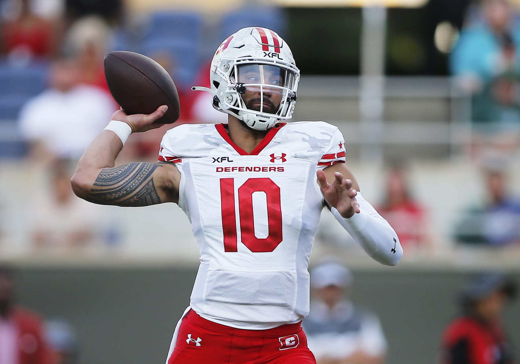 ORLANDO, FL - APRIL 01: D.C. Defenders quarterback Jordan Ta'amu (10) during a game between the Orlando Guardians and the visiting D.C. Defenders on April 1, 2023 at Camping World Stadium in Orlando, FL.  (Photo by Russell Lansford/Icon Sportswire via Getty Images)