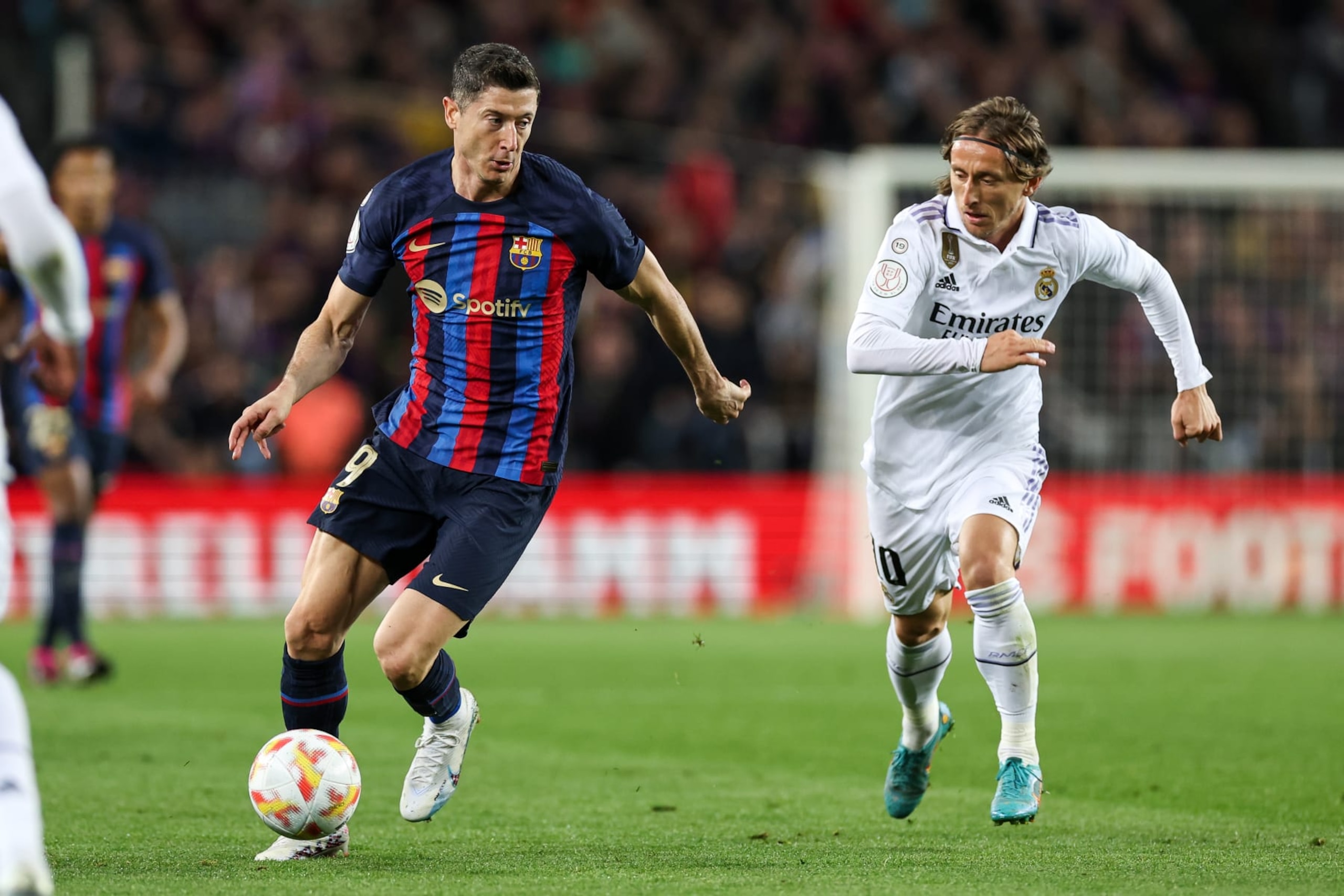 BARCELONA, SPAIN - APRIL 5: Robert Lewandowski (L) of Barcelona in action against Modric (R) of Real Madrid during the Copa del Rey semi-final football match between Barcelona and Real Madrid at Camp Nou Stadium in Barcelona, Spain on April 05, 2023. (Photo by Adria Puig/Anadolu Agency via Getty Images)