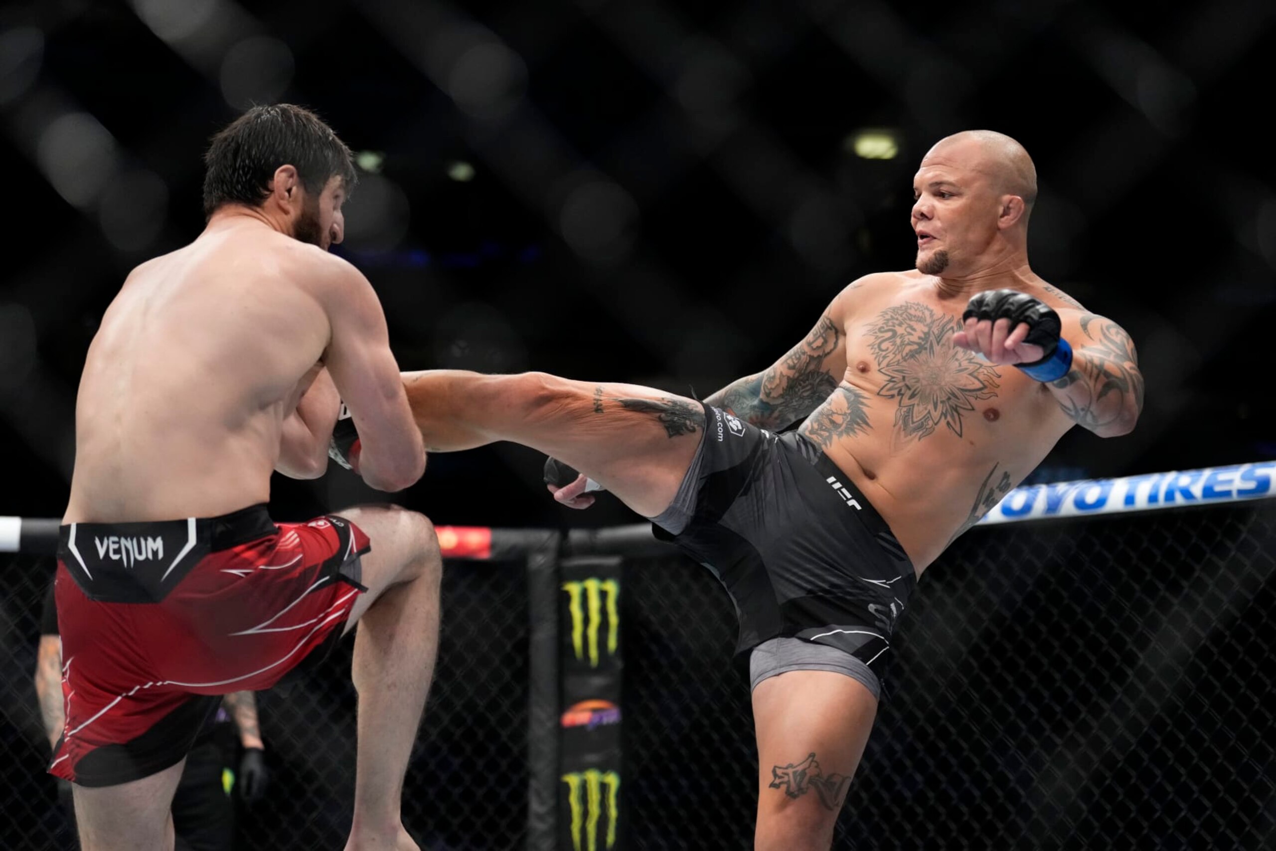 Anthony Smith lands a kick against Magomed Ankalaev