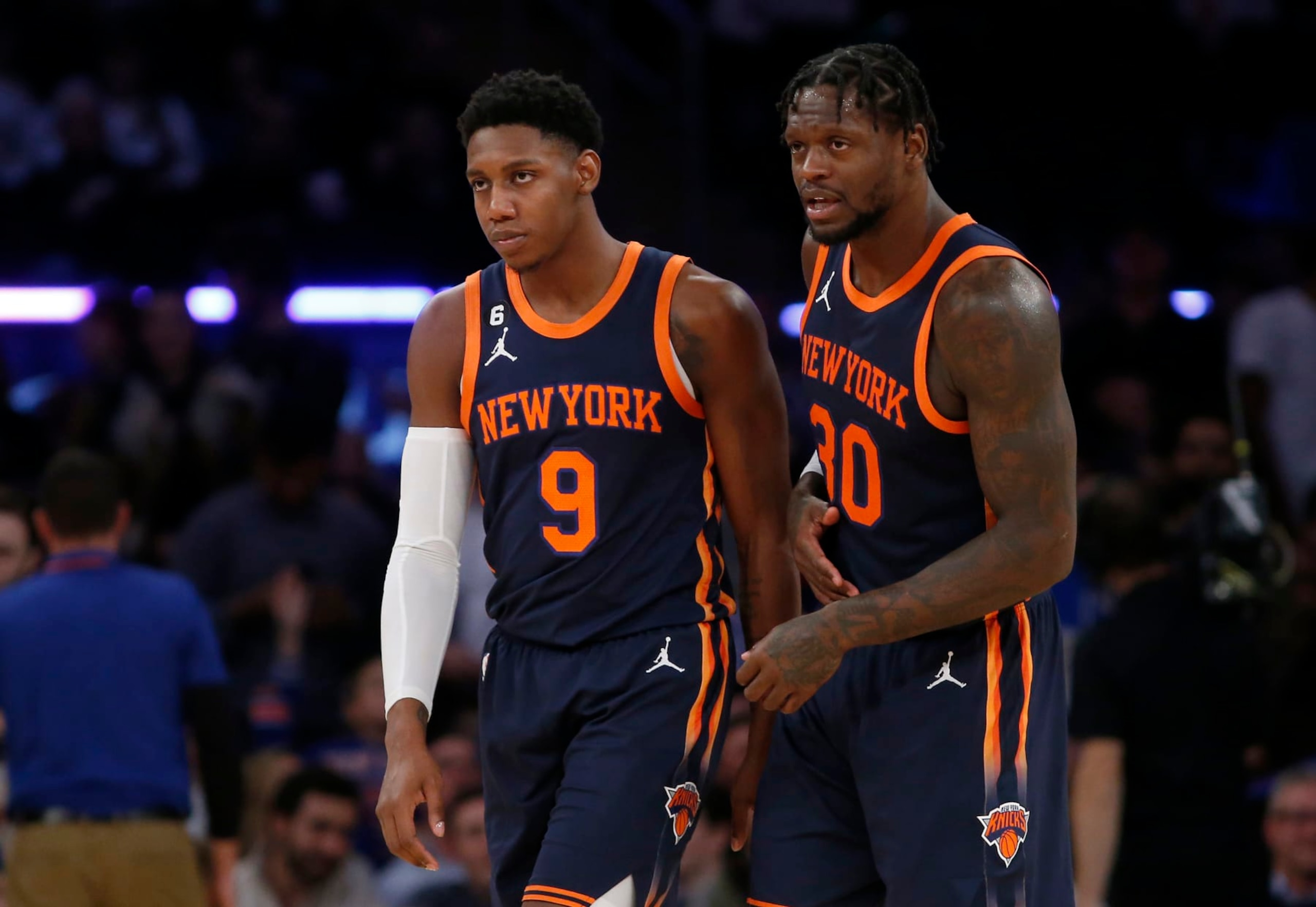 NEW YORK, NEW YORK - NOVEMBER 30: (NEW YORK DAILIES OUT) RJ Barrett #9 and Julius Randle #30 of the New York Knicks in action against the Milwaukee Bucks at Madison Square Garden on November 30, 2022 in New York City. The Bucks defeated the Knicks 109-103. NOTE TO USER: User expressly acknowledges and agrees that, by downloading and or using this photograph, User is consenting to the terms and conditions of the Getty Images License Agreement. (Photo by Jim McIsaac/Getty Images) NEW YORK, NEW YORK - NOVEMBER 30: (NEW YORK DAILIES OUT) RJ Barrett #9 and Julius Randle #30 of the New York Knicks in action against the Milwaukee Bucks at Madison Square Garden on November 30, 2022 in New York City. The Bucks defeated the Knicks 109-103. NOTE TO USER: User expressly acknowledges and agrees that, by downloading and or using this photograph, User is consenting to the terms and conditions of the Getty Images License Agreement. (Photo by Jim McIsaac/Getty Images)