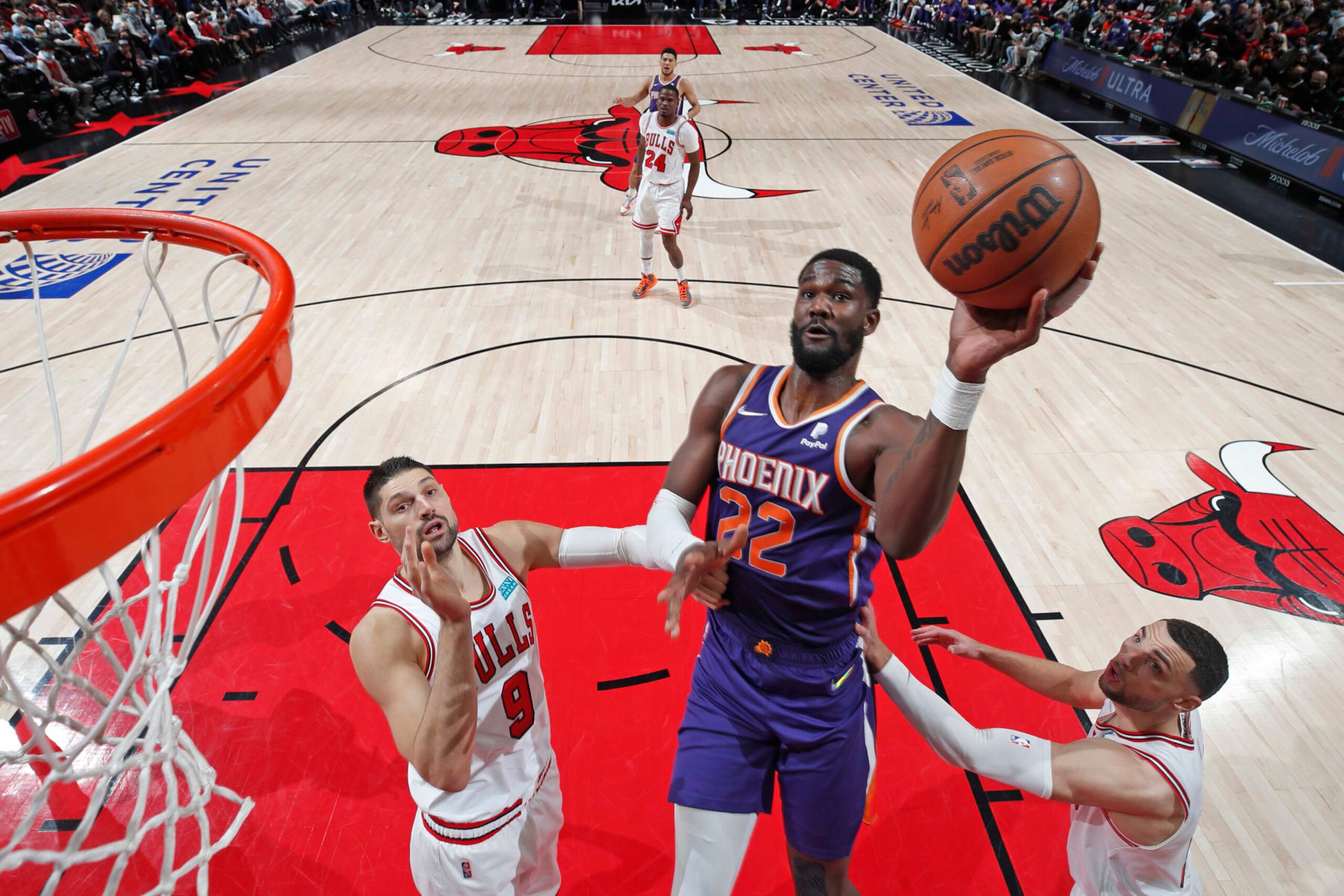 CHICAGO, IL - FEBRUARY 7: Deandre Ayton #22 of the Phoenix Suns shoots the ball during the game against the Chicago Bulls on February 7, 2022 at United Center in Chicago, Illinois. NOTE TO USER: User expressly acknowledges and agrees that, by downloading and or using this photograph, User is consenting to the terms and conditions of the Getty Images License Agreement. Mandatory Copyright Notice: Copyright 2022 NBAE (Photo by Jeff Haynes/NBAE via Getty Images)