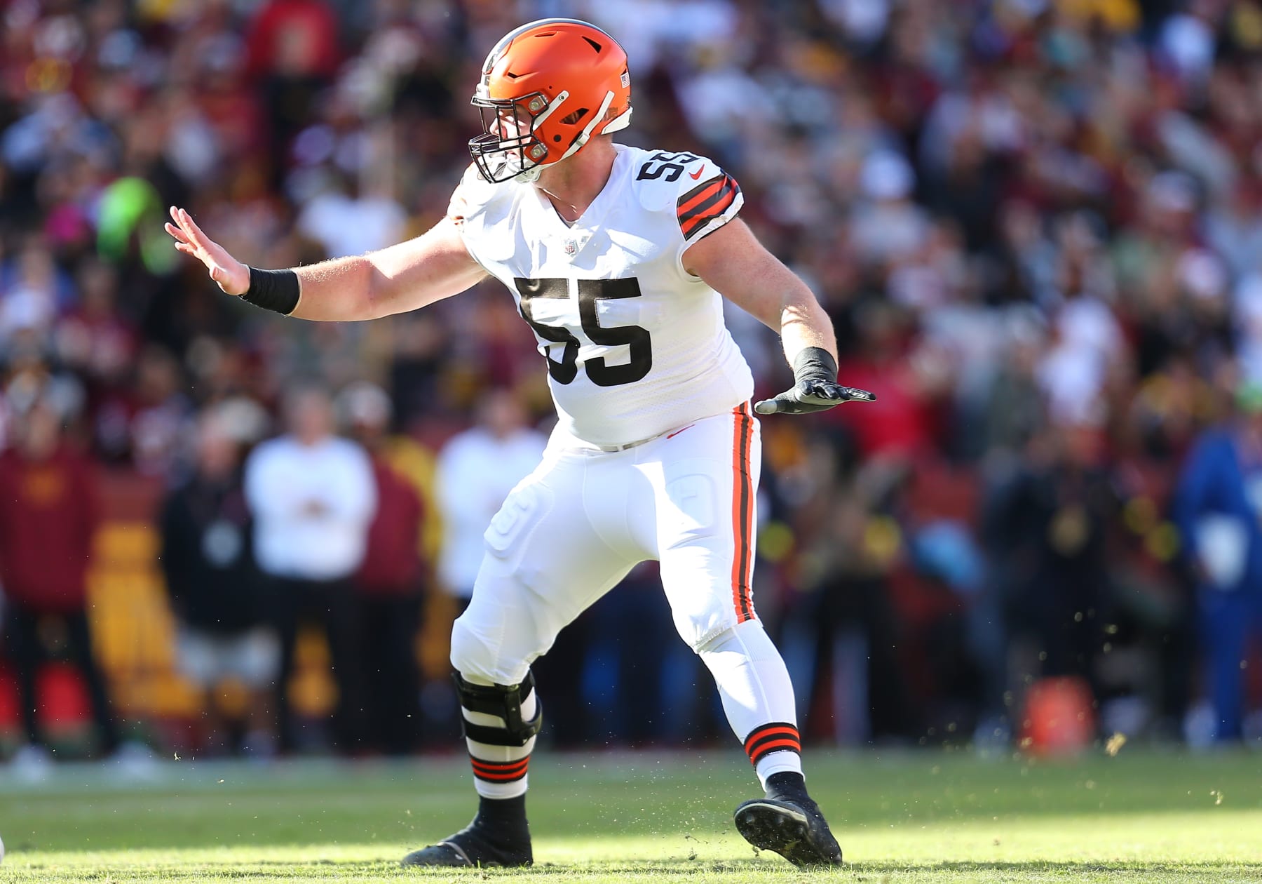 LANDOVER, MD - JANUARY 01: Cleveland Browns center Ethan Pocic (55) in the trenches during the Cleveland Browns game versus the Washington Commanders on January 01, 2023, at FedEx Field in Landover, MD. (Photo by Lee Coleman/Icon Sportswire via Getty Images)