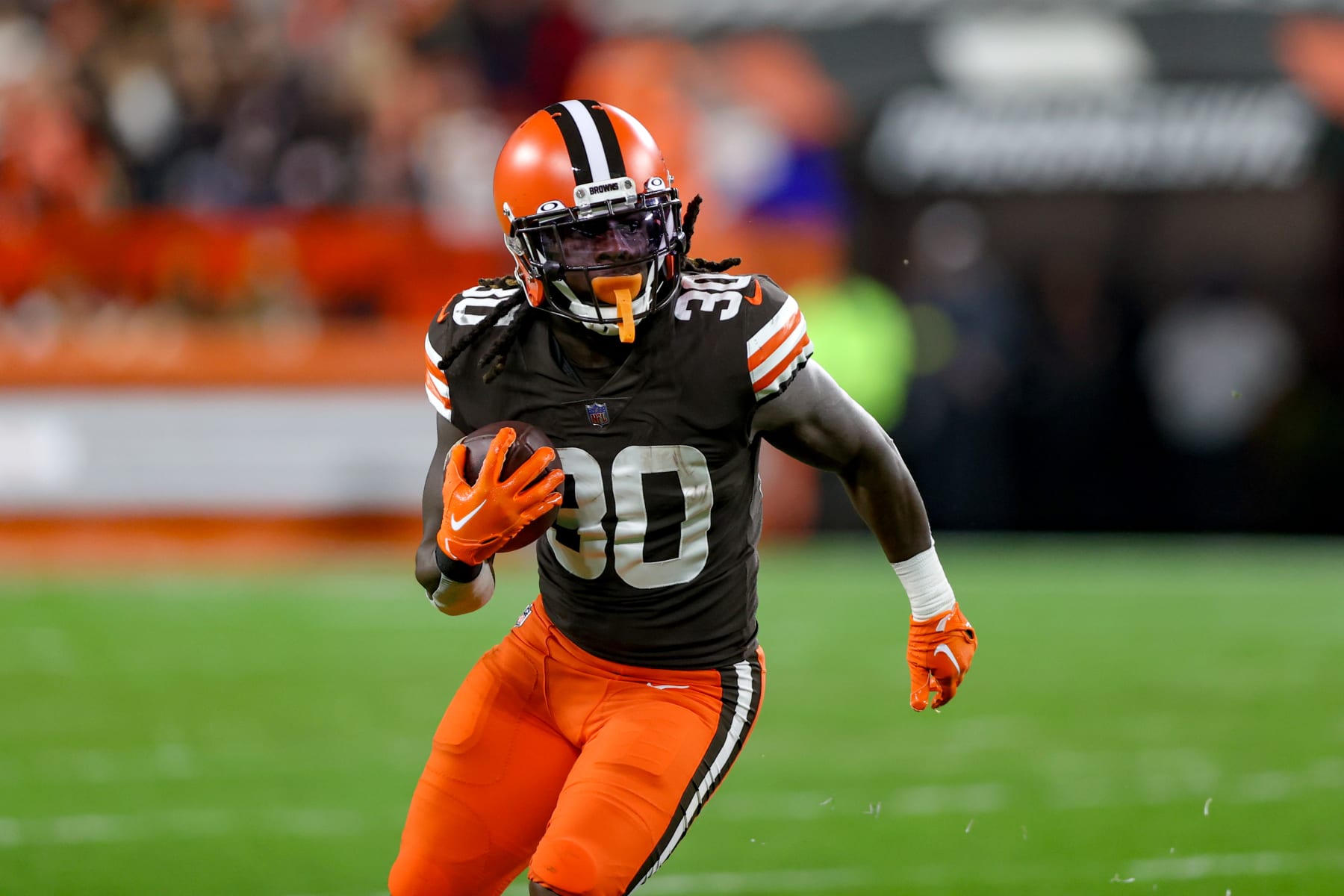CLEVELAND, OH - OCTOBER 31: Cleveland Browns running back D'Ernest Johnson (30)  caries the football during the fourth quarter of the National Football League game between the Cincinnati Bengals and Cleveland Browns on October 31, 2022, at FirstEnergy Stadium in Cleveland, OH. (Photo by Frank Jansky/Icon Sportswire via Getty Images)