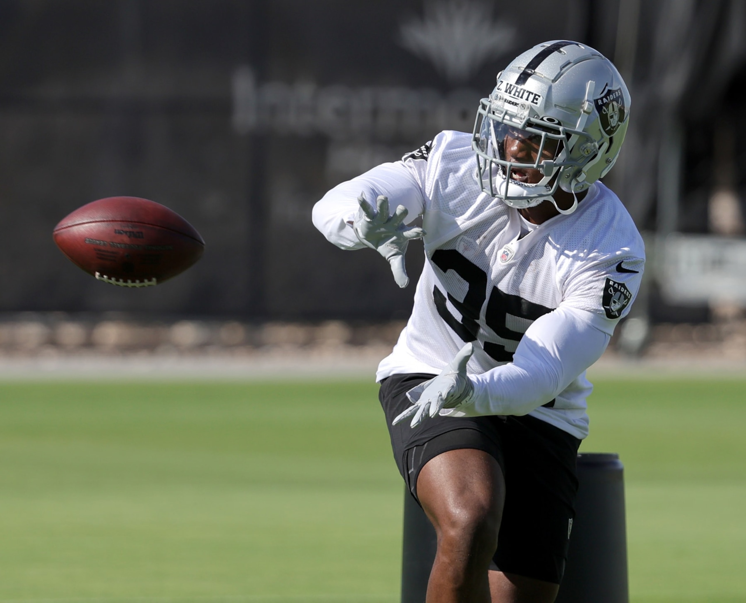 HENDERSON, NEVADA - AUGUST 01: Running back 
Zamir White #35 of the Las Vegas Raiders makes a catch as he practices during training camp at the Las Vegas Raiders Headquarters/Intermountain Healthcare Performance Center on August 01, 2022 in Henderson, Nevada. (Photo by Ethan Miller/Getty Images)