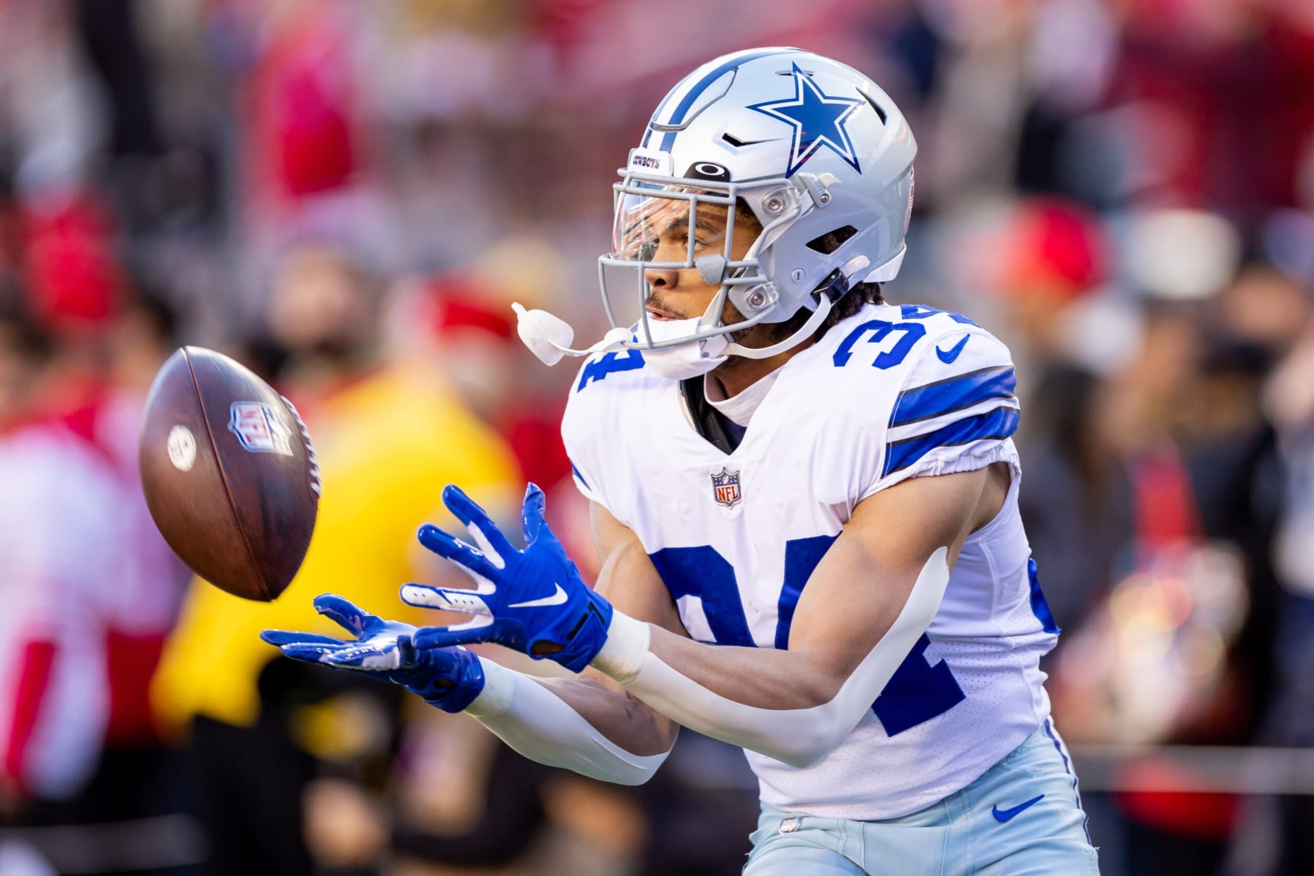 SANTA CLARA, CA - JANUARY 22: Dallas Cowboys running back Malik Davis (34) makes a catch in warmups before the NFL NFC Divisional Playoff game between the Dallas Cowboys and San Francisco 49ers at Levis Stadium in Santa Clara, CA. (Photo by Bob Kupbens/Icon Sportswire via Getty Images)