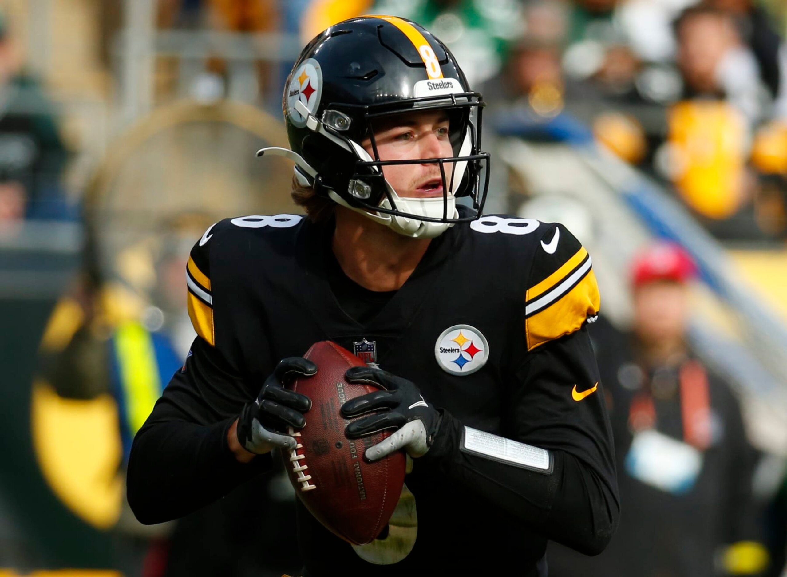 PITTSBURGH, PA - OCTOBER 02:  Kenny Pickett #8 of the Pittsburgh Steelers in action against the New York Jets on October 2, 2022 at Acrisure Stadium in Pittsburgh, Pennsylvania.  (Photo by Justin K. Aller/Getty Images)