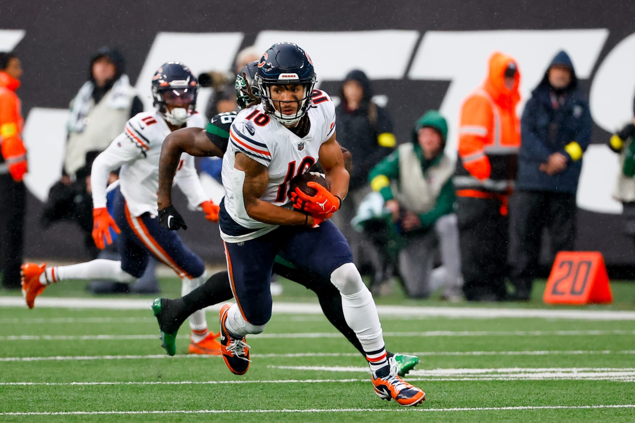 EAST RUTHERFORD, NJ - NOVEMBER 27:  Chicago Bears wide receiver Chase Claypool (10) runs after the catch during the first quarter of the National Football League game between the New York Jets and the Chicago Bears on November 27, 2022 at MetLife Stadium in East Rutherford, New Jersey.   (Photo by Rich Graessle/Icon Sportswire via Getty Images)