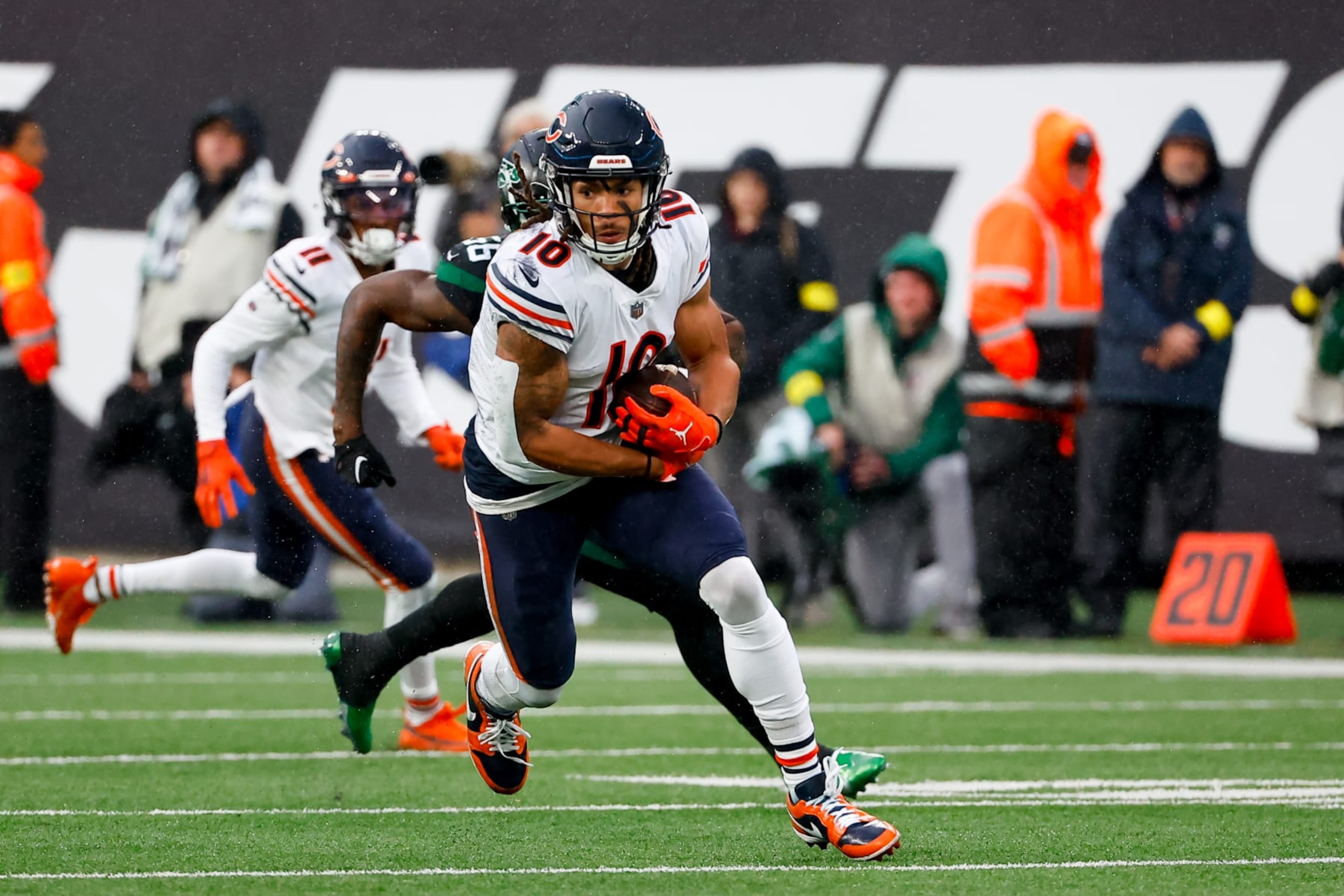 EAST RUTHERFORD, NJ - NOVEMBER 27: Chicago Bears wide receiver Chase Claypool (10) runs after the catch during the first quarter of the National Football League game between the New York Jets and the Chicago Bears on November 27, 2022 at MetLife Stadium in East Rutherford, New Jersey. (Photo by Rich Graessle/Icon Sportswire via Getty Images) EAST RUTHERFORD, NJ - NOVEMBER 27: Chicago Bears wide receiver Chase Claypool (10) runs after the catch during the first quarter of the National Football League game between the New York Jets and the Chicago Bears on November 27, 2022 at MetLife Stadium in East Rutherford, New Jersey. (Photo by Rich Graessle/Icon Sportswire via Getty Images)