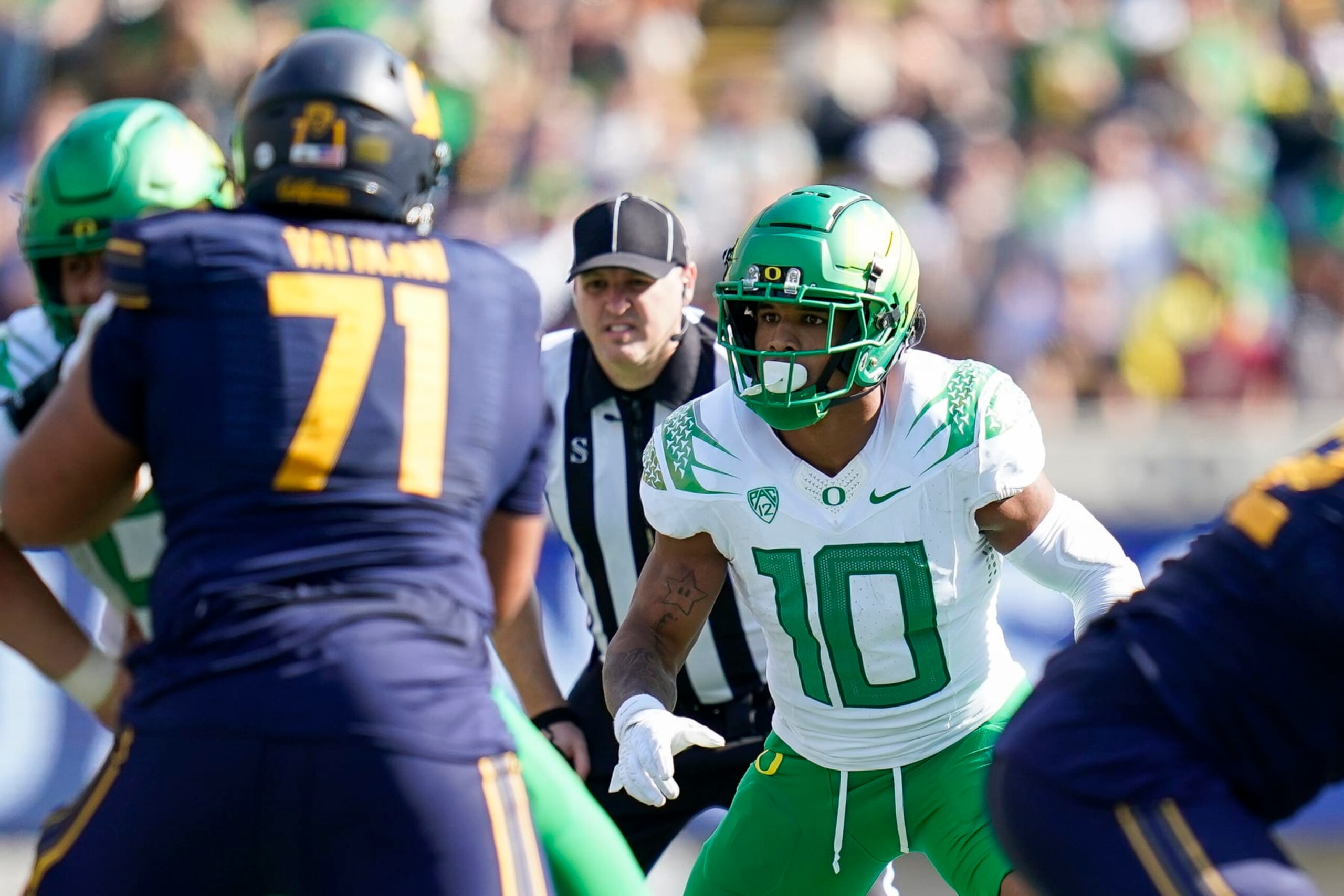 Oregon linebacker Justin Flowe (10) reads the backfield against California during the first half of an NCAA college football game in Berkeley, Calif., Saturday, Oct. 29, 2022. (AP Photo/Godofredo A. Vásquez)
