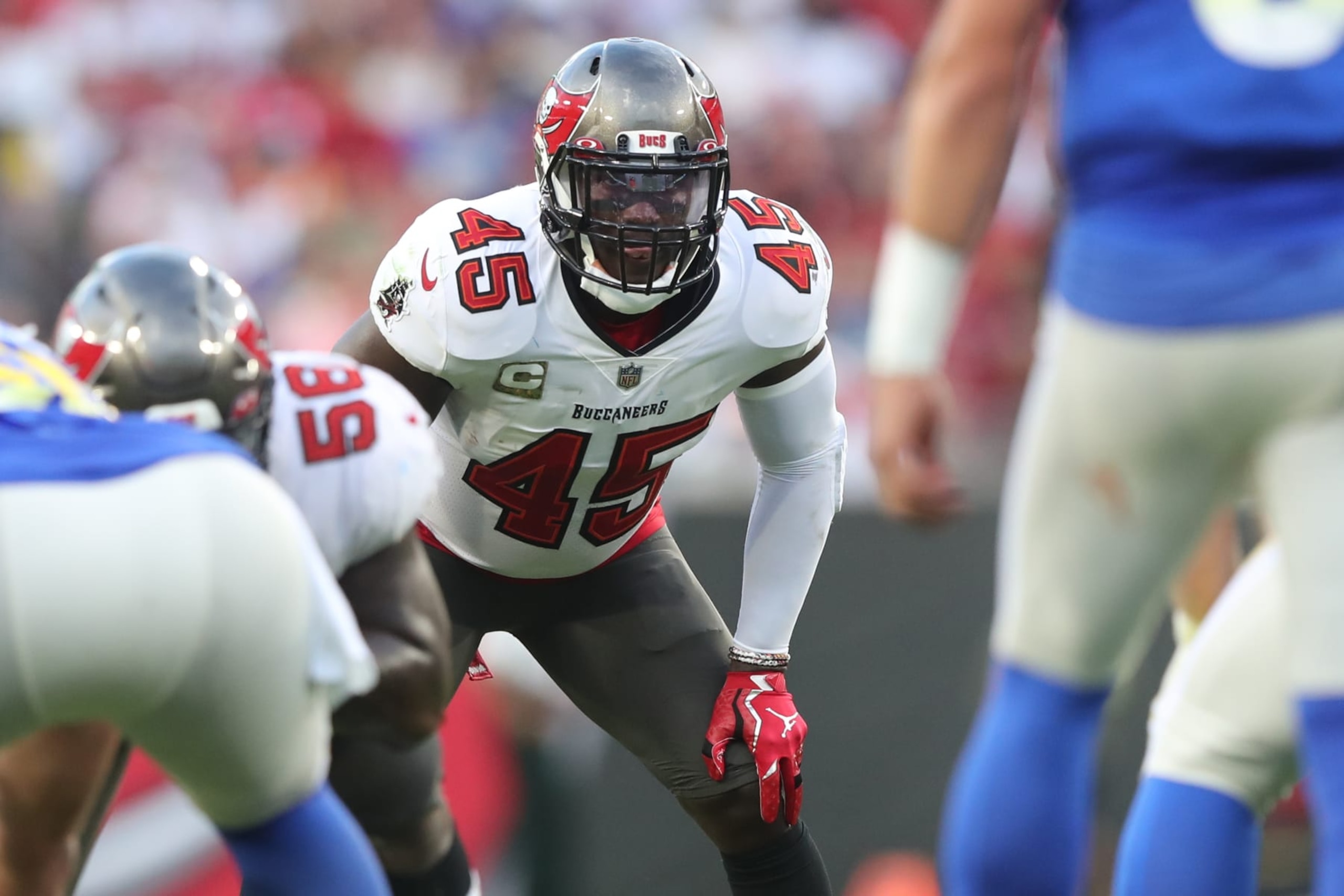TAMPA, FL - NOVEMBER 06: Tampa Bay Buccaneers Linebacker Devin White (45) looks into the backfield and then charges towards the quarterback during the regular season game between the Los Angeles Rams and the Tampa Bay Buccaneers on November 06, 2022 at Raymond James Stadium in Tampa, Florida. (Photo by Cliff Welch/Icon Sportswire via Getty Images)