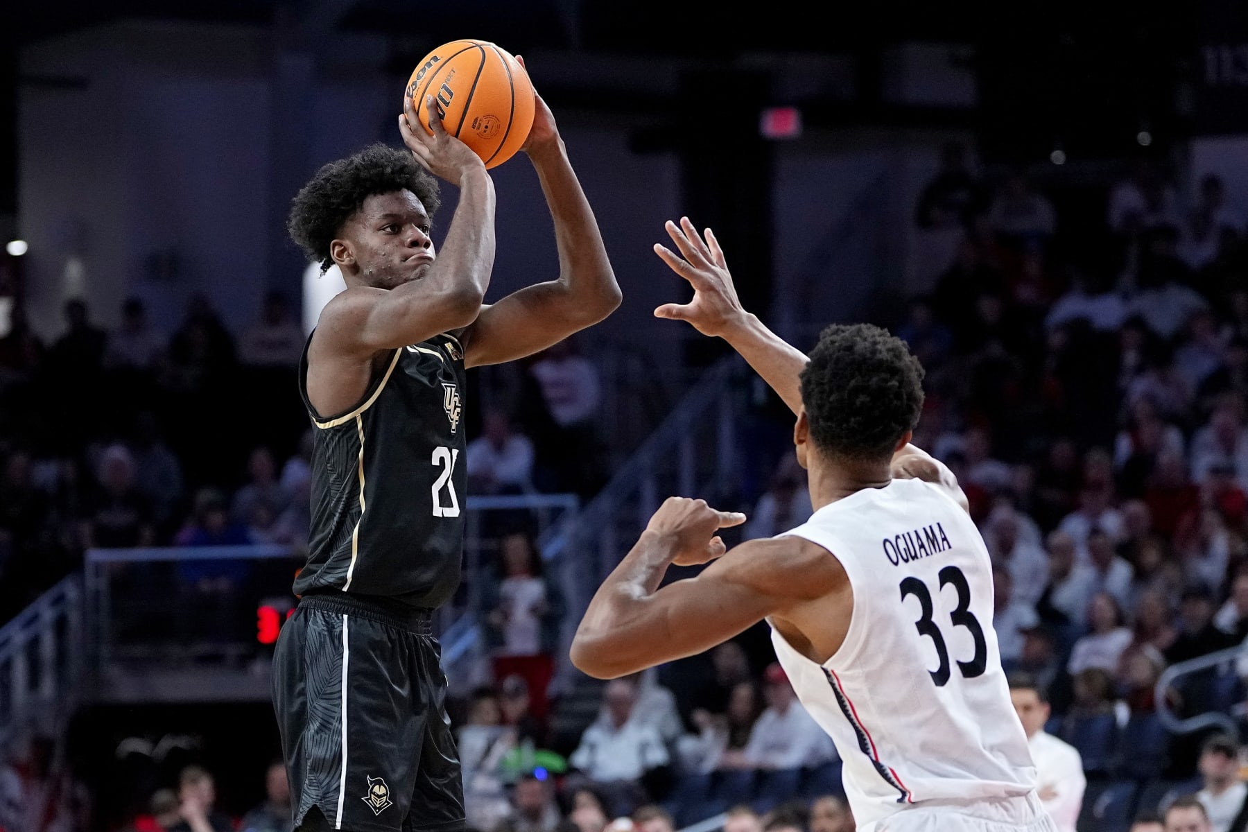 CINCINNATI, OHIO - FEBRUARY 04: Taylor Hendricks #25 of the UCF Knights attempts a shot while being guarded by Ody Oguama #33 of the Cincinnati Bearcats in the second half at Fifth Third Arena on February 04, 2023 in Cincinnati, Ohio. (Photo by Dylan Buell/Getty Images)