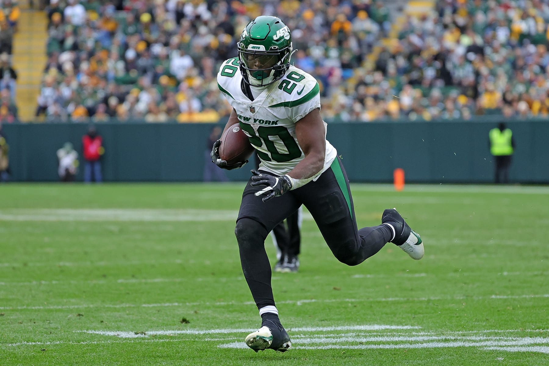 GREEN BAY, WISCONSIN - OCTOBER 16: Breece Hall #20 of the New York Jets runs for yards during a game against the Green Bay Packers at Lambeau Field on October 16, 2022 in Green Bay, Wisconsin.  The Jets defeated the Packers 27-10. (Photo by Stacy Revere/Getty Images)
