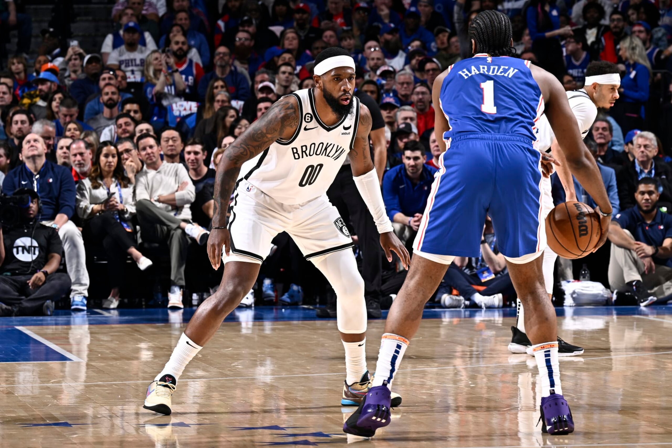 PHILADELPHIA, PA - APRIL 17: Royce O'Neale #00 of the Brooklyn Nets plays defense during Round 1 Game 2 of the 2023 NBA Playoffs against the Philadelphia 76ers on April 17, 2023 at the Wells Fargo Center in Philadelphia, Pennsylvania NOTE TO USER: User expressly acknowledges and agrees that, by downloading and/or using this Photograph, user is consenting to the terms and conditions of the Getty Images License Agreement. Mandatory Copyright Notice: Copyright 2023 NBAE (Photo by David Dow/NBAE via Getty Images)