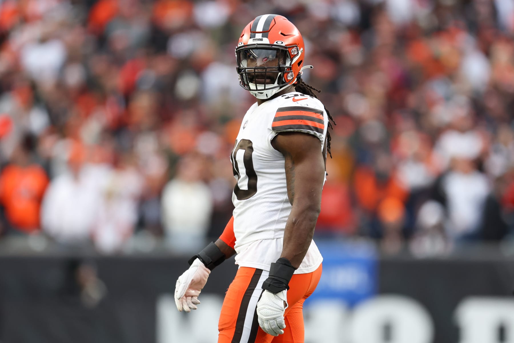 CINCINNATI, OH - DECEMBER 11: Cleveland Browns defensive end Jadeveon Clowney (90) looks at the scoreboard during the game against the Cleveland Browns and the Cincinnati Bengals on December 11, 2022, at Paycor Stadium in Cincinnati, OH. (Photo by Ian Johnson/Icon Sportswire via Getty Images)