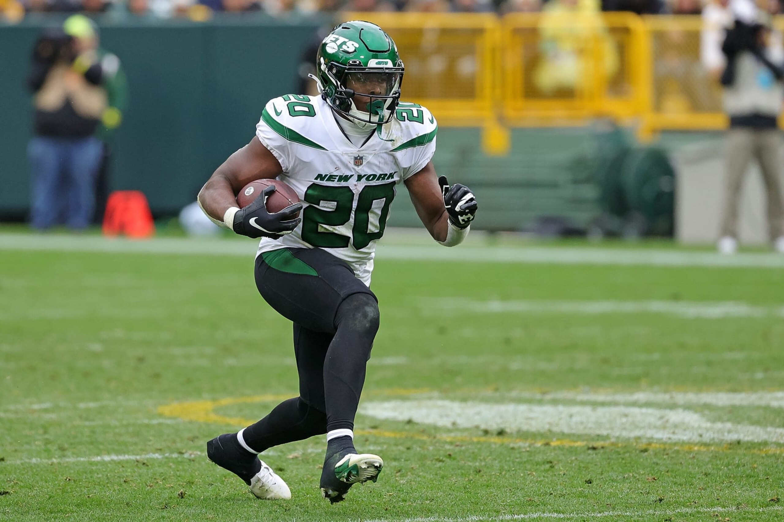 GREEN BAY, WISCONSIN - OCTOBER 16: Breece Hall #20 of the New York Jets runs for yards during a game against the Green Bay Packers at Lambeau Field on October 16, 2022 in Green Bay, Wisconsin.  The Jets defeated the Packers 27-10. (Photo by Stacy Revere/Getty Images)