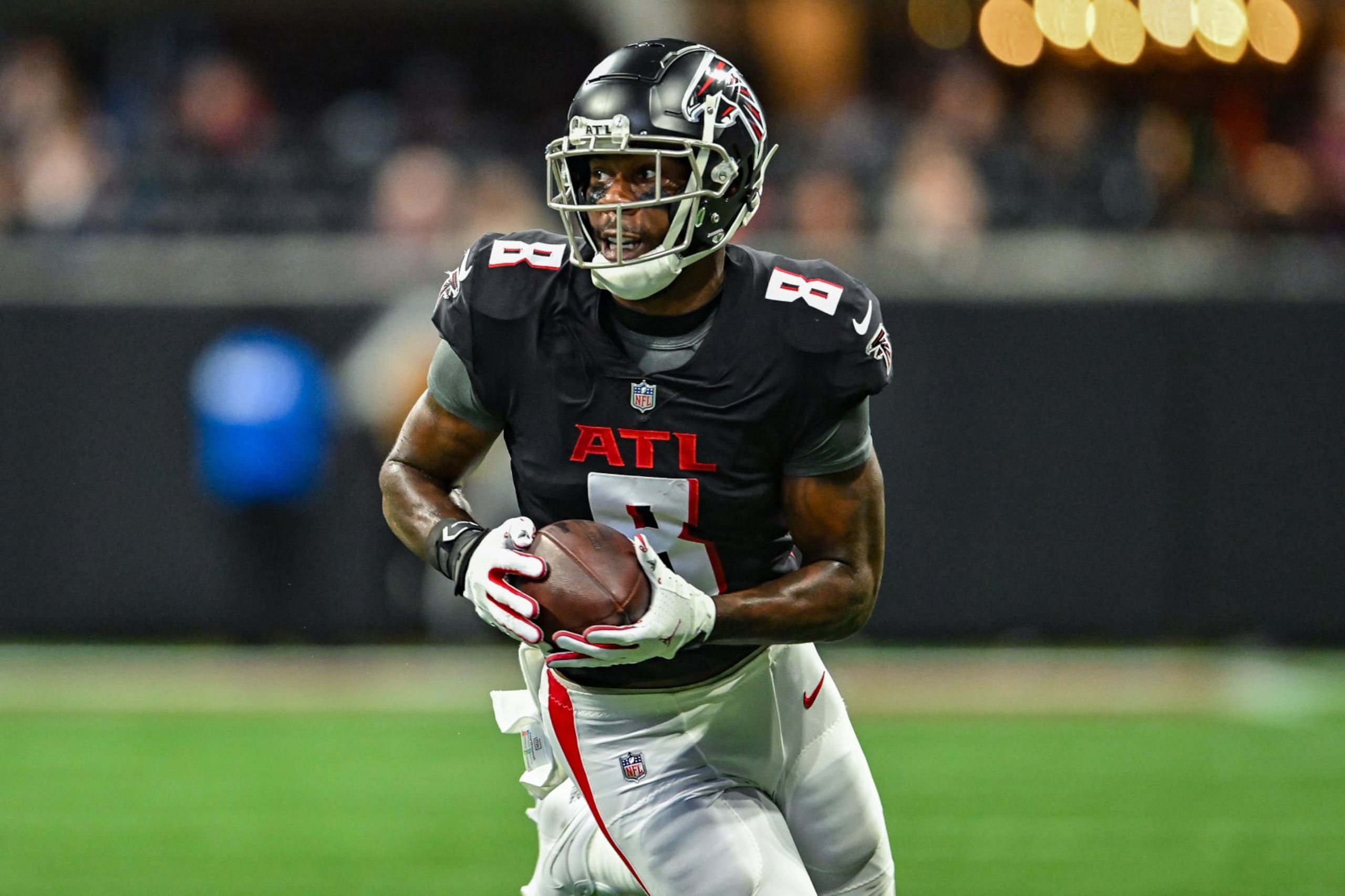ATLANTA, GA  OCTOBER 30:  Atlanta tight end Kyle Pitts (8) runs the ball after a reception during the NFL game between the Carolina Panthers and the Atlanta Falcons on October 30th, 2022 at Mercedes-Benz Stadium in Atlanta, GA.  (Photo by Rich von Biberstein/Icon Sportswire via Getty Images)