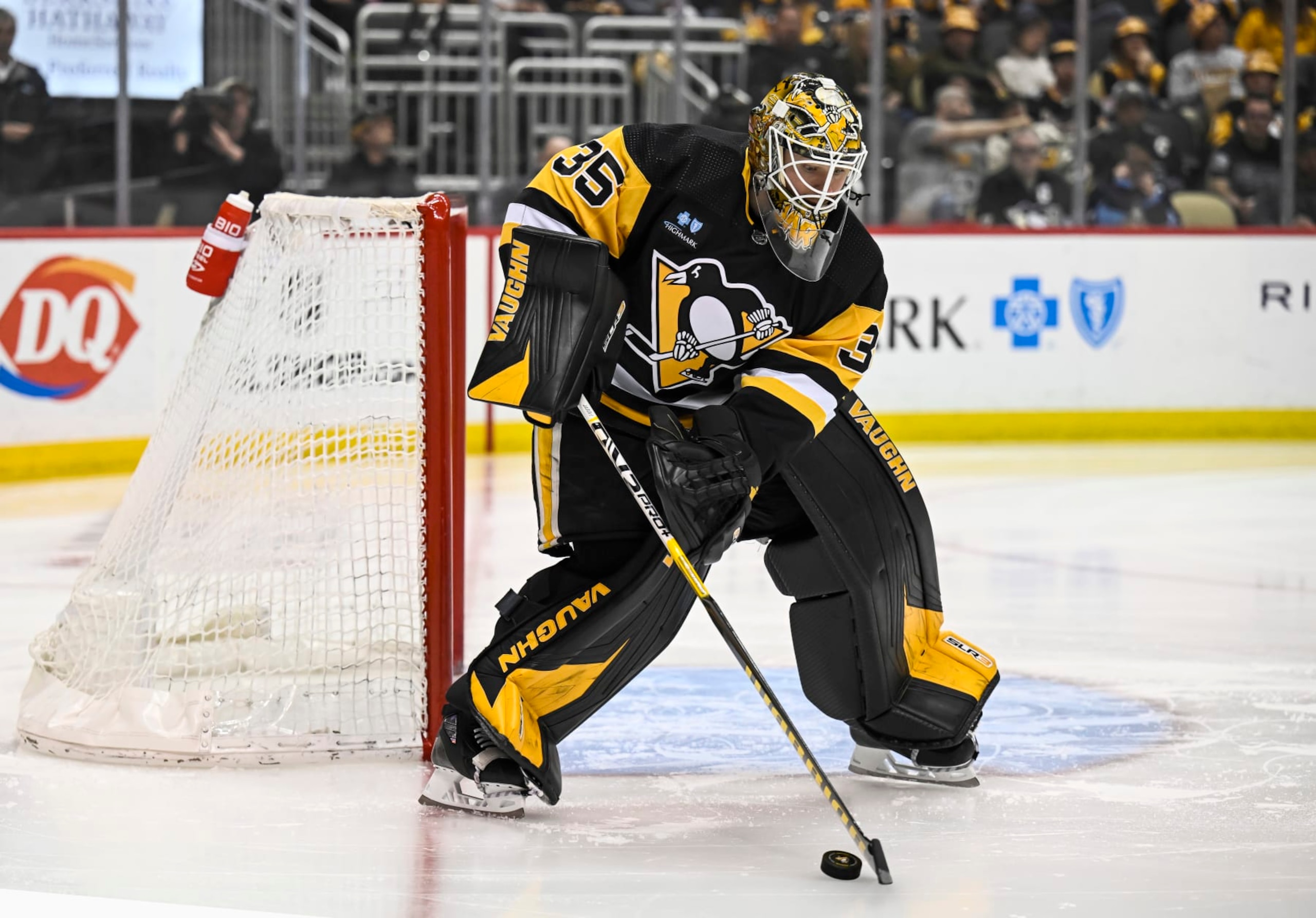 PITTSBURGH, PA - APRIL 11: Pittsburgh Penguins goaltender Tristan Jarry (35) handles the puck during the second period in the NHL game between the Pittsburgh Penguins and the Chicago Blackhawks on April 11, 2023, at PPG Paints Arena in Pittsburgh, PA. (Photo by Jeanine Leech/Icon Sportswire via Getty Images) PITTSBURGH, PA - APRIL 11: Pittsburgh Penguins goaltender Tristan Jarry (35) handles the puck during the second period in the NHL game between the Pittsburgh Penguins and the Chicago Blackhawks on April 11, 2023, at PPG Paints Arena in Pittsburgh, PA. (Photo by Jeanine Leech/Icon Sportswire via Getty Images)