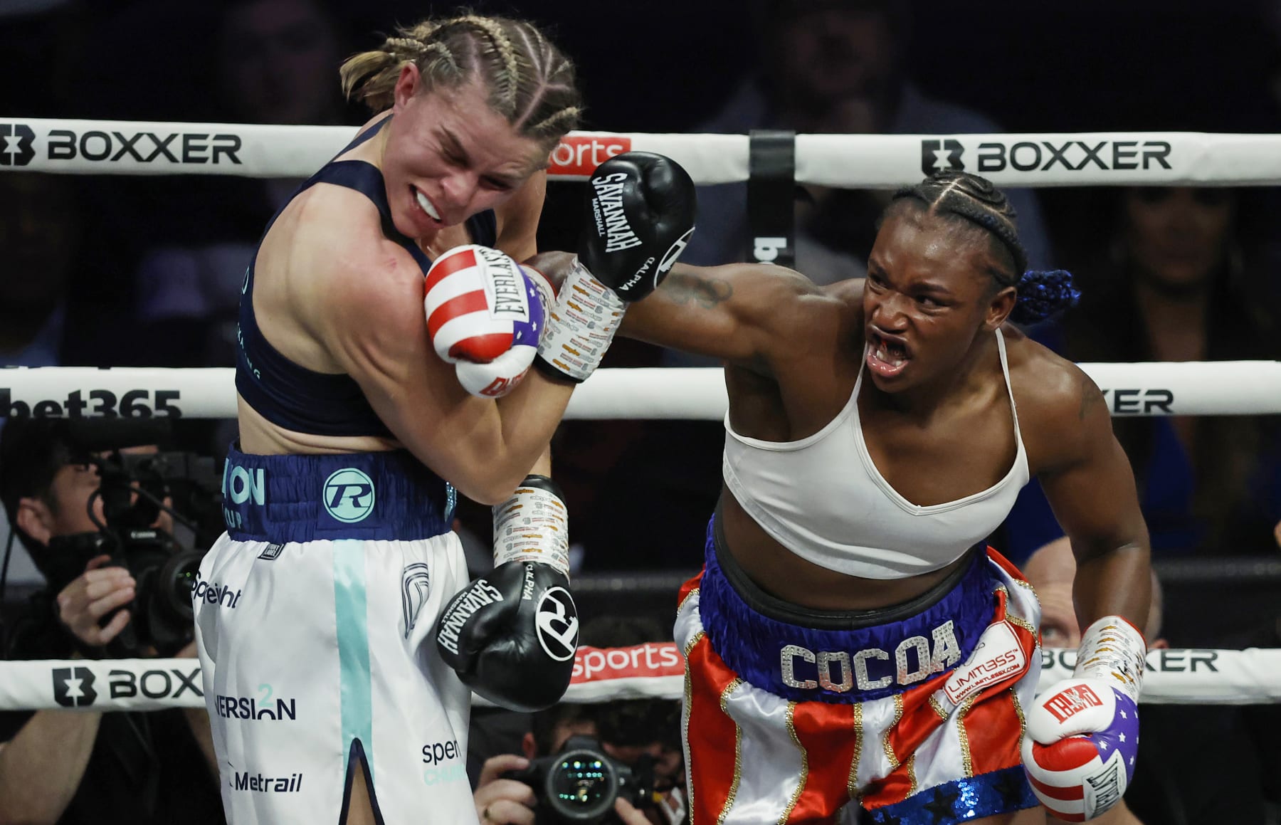 Claressa Shields (R) punches Savannah Marshall (L) in her last fight. 