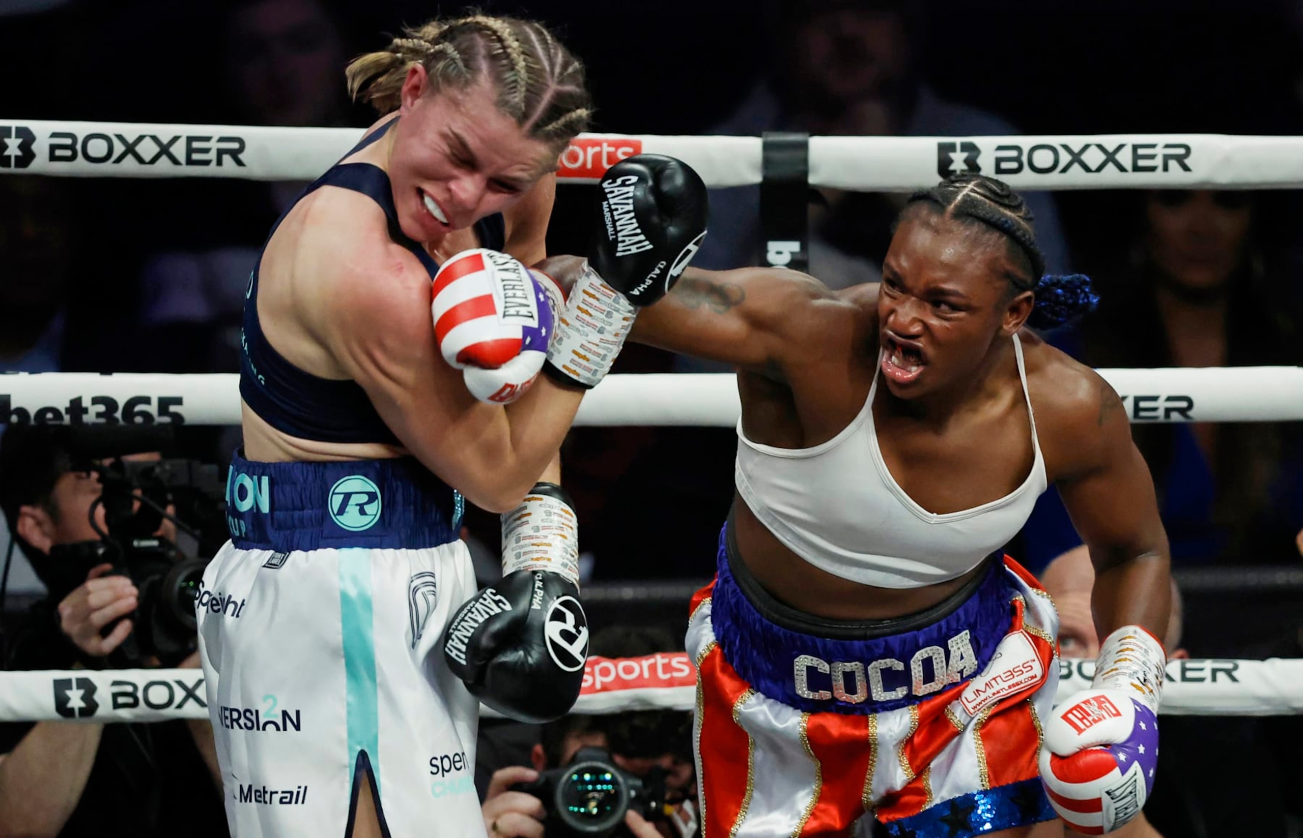 Claressa Shields (R) punches Savannah Marshall (L) in her last fight. 