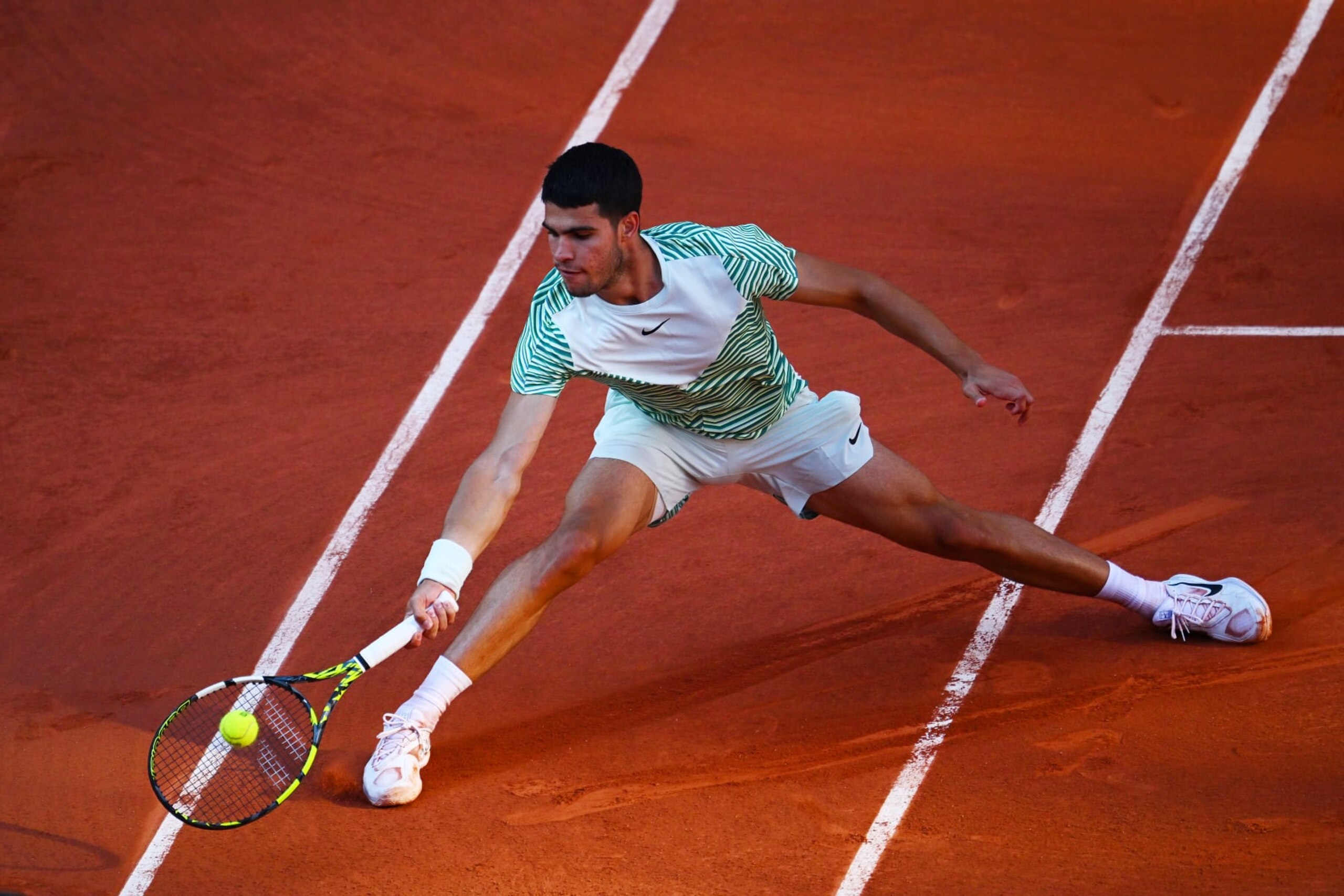 PARIS, FRANCE - JUNE 04: Carlos Alcaraz of Spain plays a forehand against Lorenzo Musetti of Italy during the Men's Singles Fourth Round match on Day Eight of the 2023 French Open at Roland Garros on June 04, 2023 in Paris, France. (Photo by Clive Mason/Getty Images)