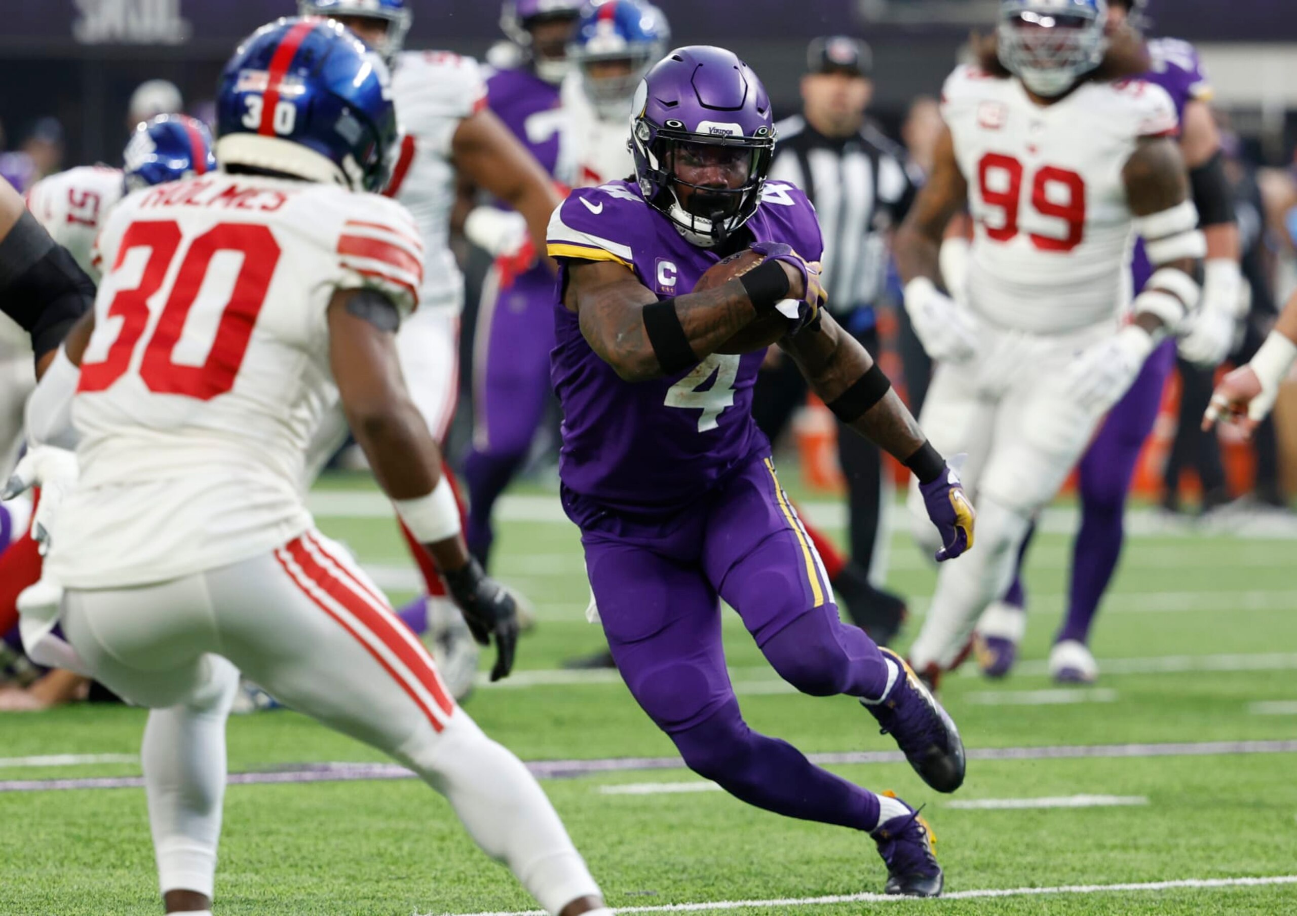 MINNEAPOLIS, MINNESOTA - JANUARY 15: Dalvin Cook #4 of the Minnesota Vikings rushes during the first quarter against the New York Giants in the NFC Wild Card playoff game at U.S. Bank Stadium on January 15, 2023 in Minneapolis, Minnesota. (Photo by David Berding/Getty Images)