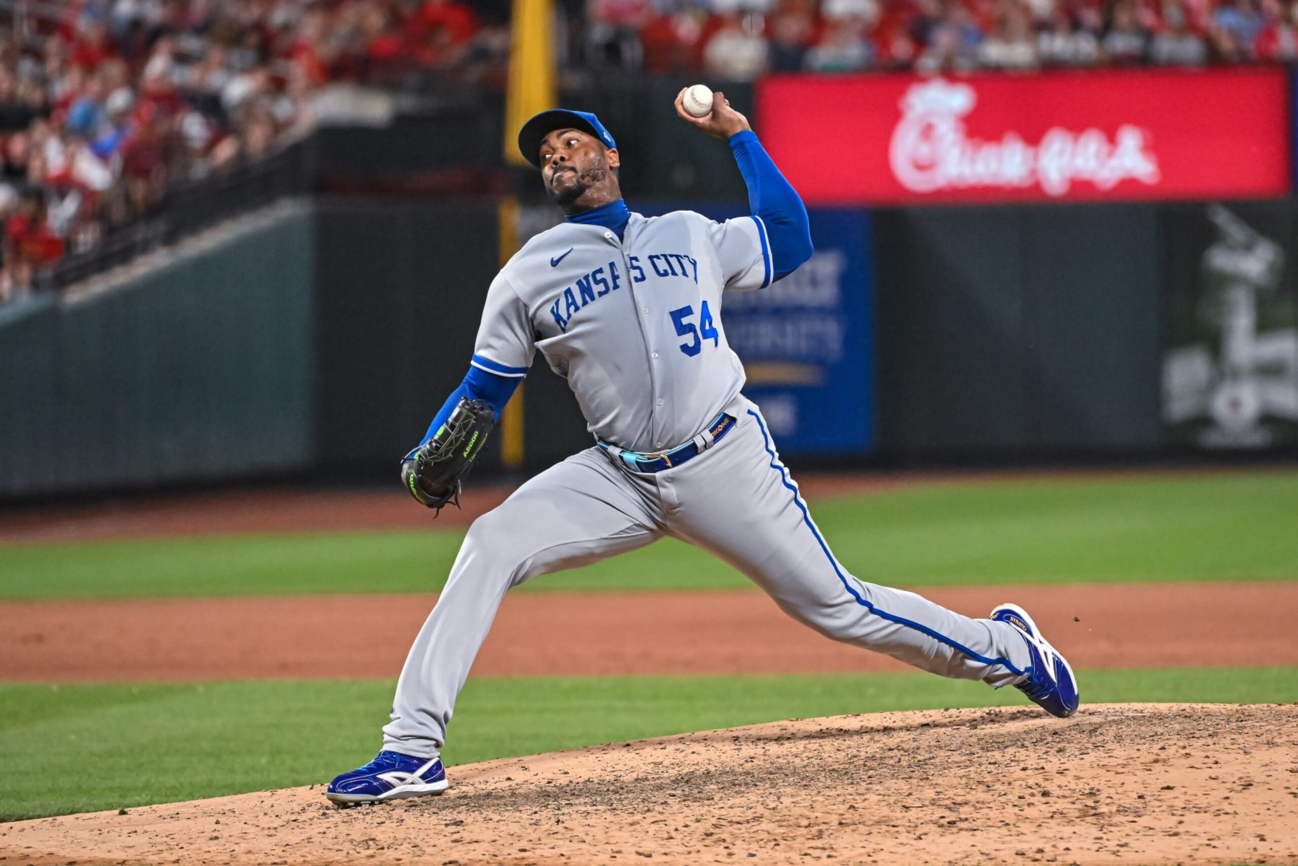 ST. LOUIS, MO - MAY 30: Kansas City Royals relief pitcher Aroldis Chapman (54) throws a pitch during a game between the Kansas City Royals and the St. Louis Cardinals on May 30, 2022, at Busch Stadium in St. Louis MO (Photo by Rick Ulreich/Icon Sportswire via Getty Images)