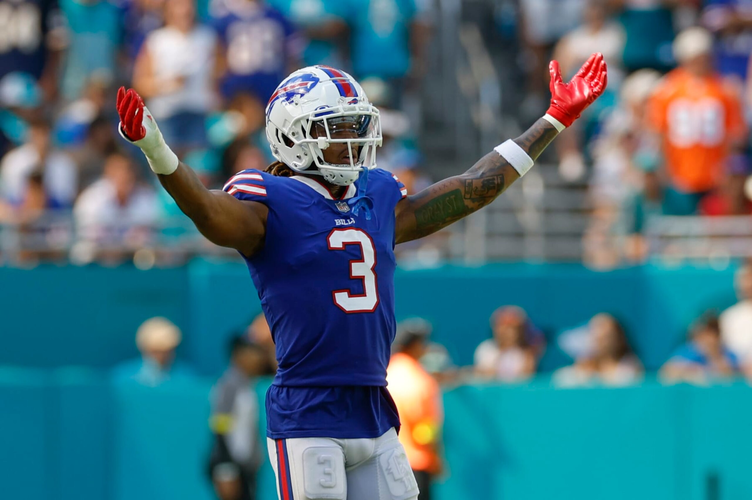 MIAMI GARDENS, FL - SEPTEMBER 25: Buffalo Bills safety Damar Hamlin (3) during the game between the Buffalo Bills and the Miami Dolphins on September 25, 2022 at Hard Rock Stadium in Miami Gardens, Fl. (Photo by David Rosenblum/Icon Sportswire via Getty Images) MIAMI GARDENS, FL - SEPTEMBER 25: Buffalo Bills safety Damar Hamlin (3) during the game between the Buffalo Bills and the Miami Dolphins on September 25, 2022 at Hard Rock Stadium in Miami Gardens, Fl. (Photo by David Rosenblum/Icon Sportswire via Getty Images)