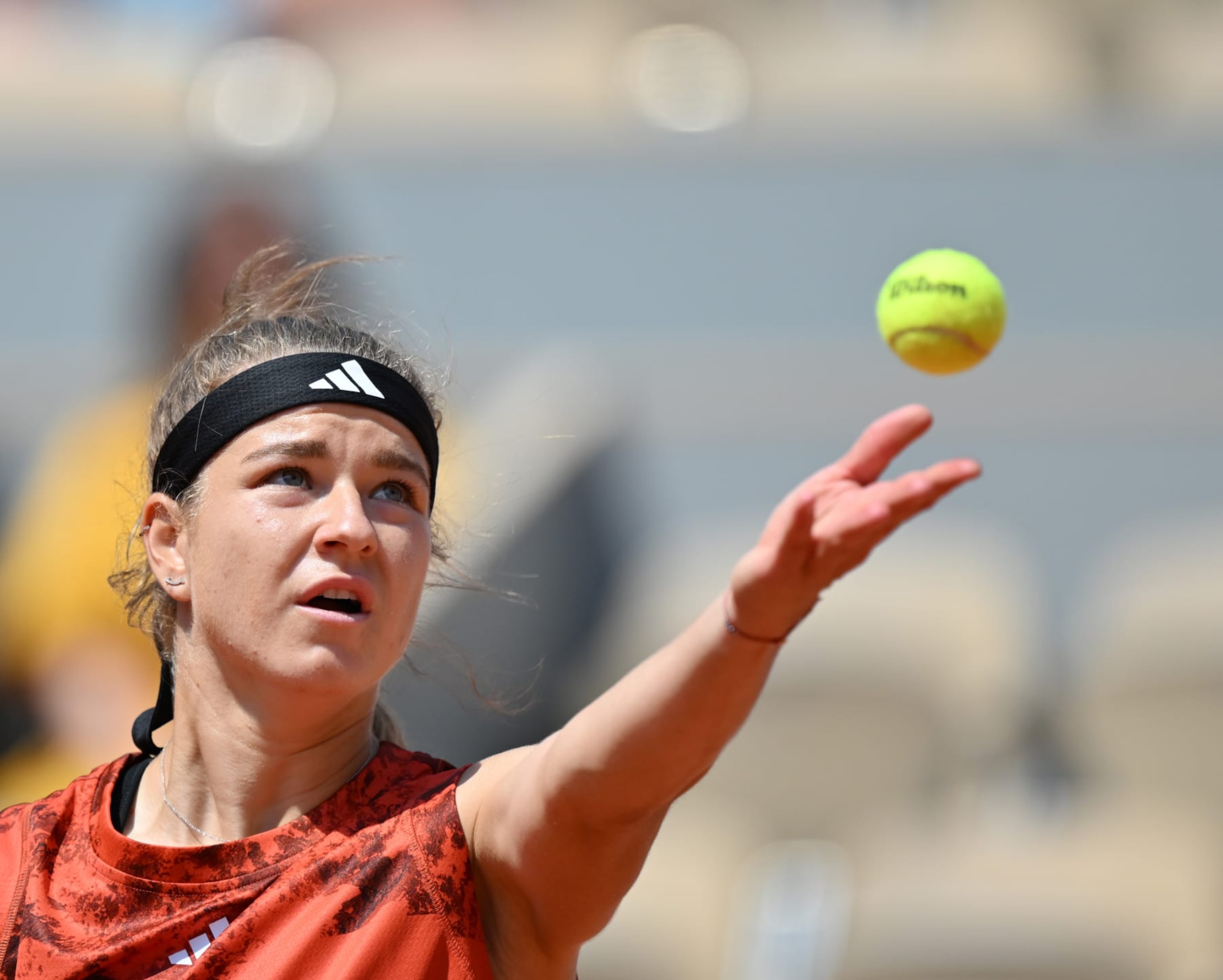 PARIS, FRANCE - JUNE 06: Karolina Muchova of Czech Republic plays against Anastasia Pavlyuchenkova during the Women's Singles Quarter Final match on Day Ten of the 2023 French Open at Roland Garros Stadium in Paris, France on June 06, 2023. (Photo by Mustafa Yalcin/Anadolu Agency via Getty Images)