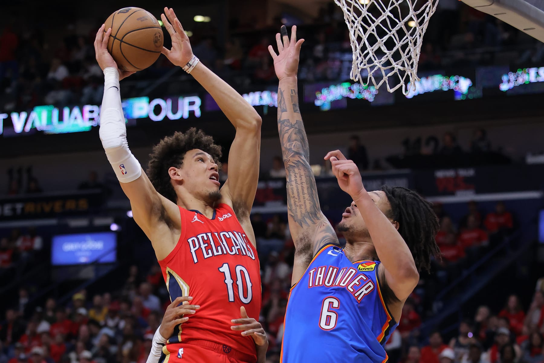 NEW ORLEANS, LOUISIANA - APRIL 12: Jaxson Hayes #10 of the New Orleans Pelicans shoots against Jaylin Williams #6 of the Oklahoma City Thunder during the second half at the Smoothie King Center on April 12, 2023 in New Orleans, Louisiana. NOTE TO USER: User expressly acknowledges and agrees that, by downloading and or using this Photograph, user is consenting to the terms and conditions of the Getty Images License Agreement. (Photo by Jonathan Bachman/Getty Images)