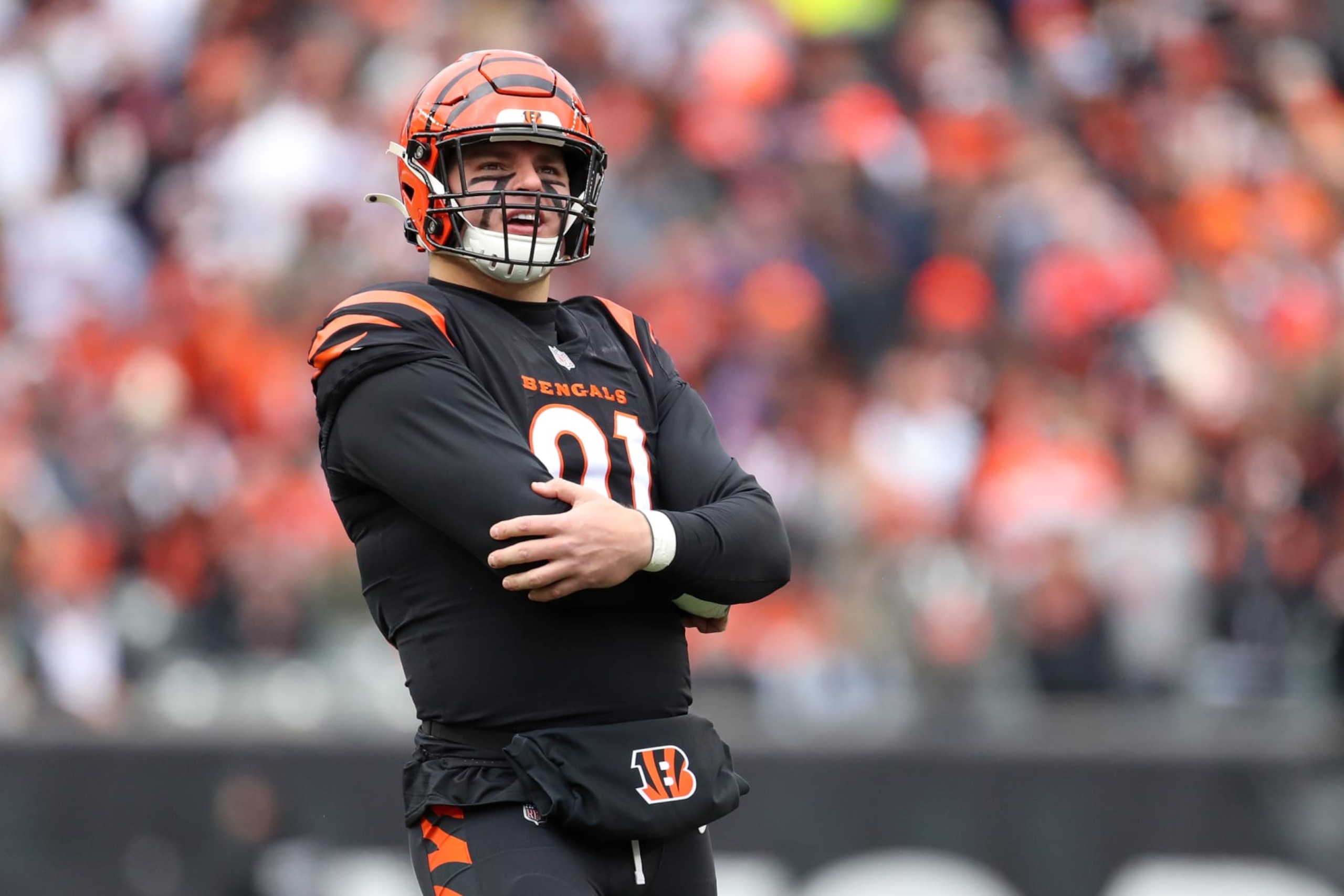 CINCINNATI, OH - JANUARY 08: Cincinnati Bengals defensive end Trey Hendrickson (91) looks at the scoreboard during the game against the Baltimore Ravens and the Cincinnati Bengals on January 8, 2023, at Paycor Stadium in Cincinnati, OH. (Photo by Ian Johnson/Icon Sportswire via Getty Images)