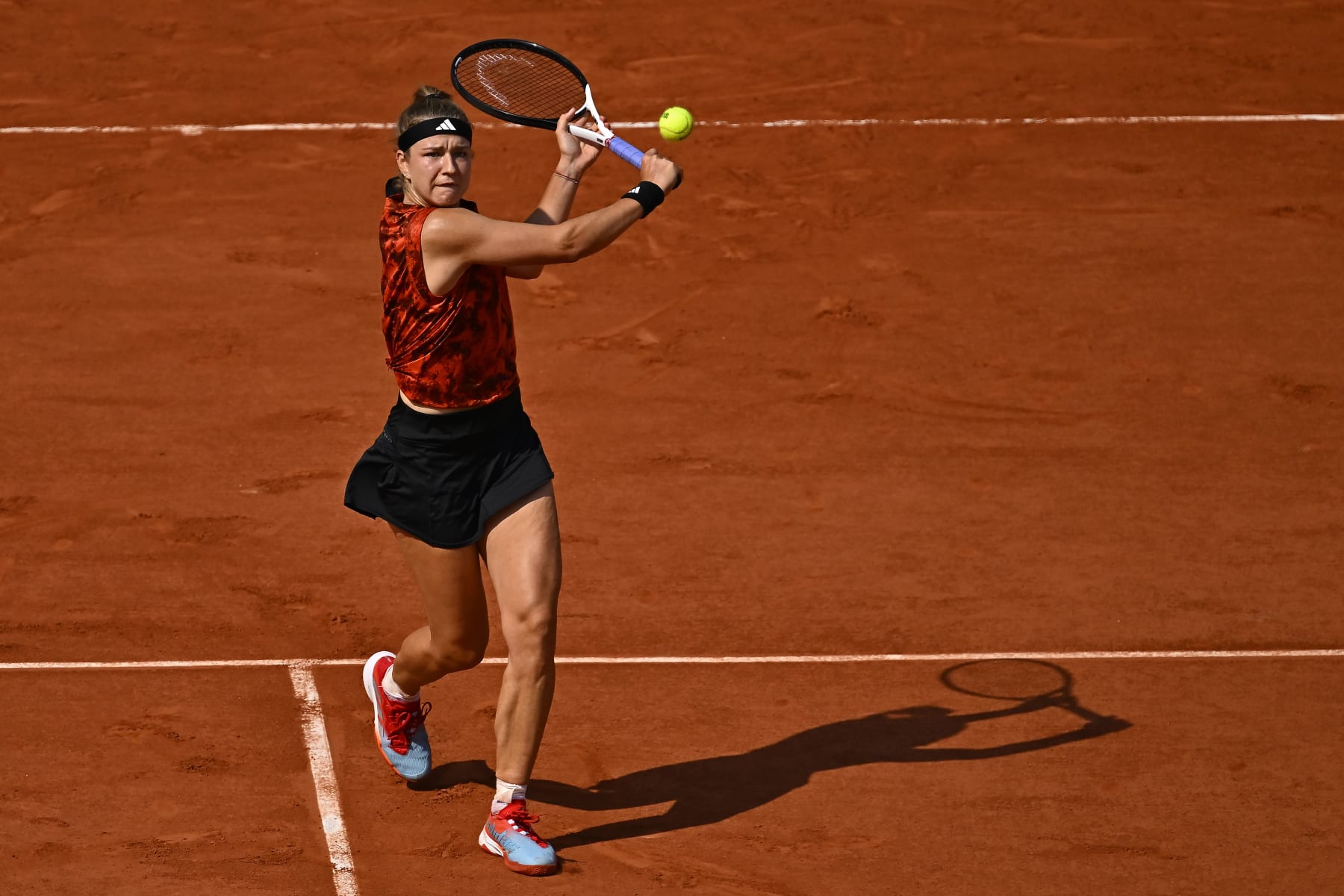 PARIS, FRANCE - JUNE 08: Karolina Muchova of Czech Republic plays a backhand against Aryna Sabalenka during the Women's Single Semifinals match on day twelve of the 2023 french open at Roland Garros on June 08, 2023 in Paris, France. (Photo by Aurelien Meunier/Getty Images)