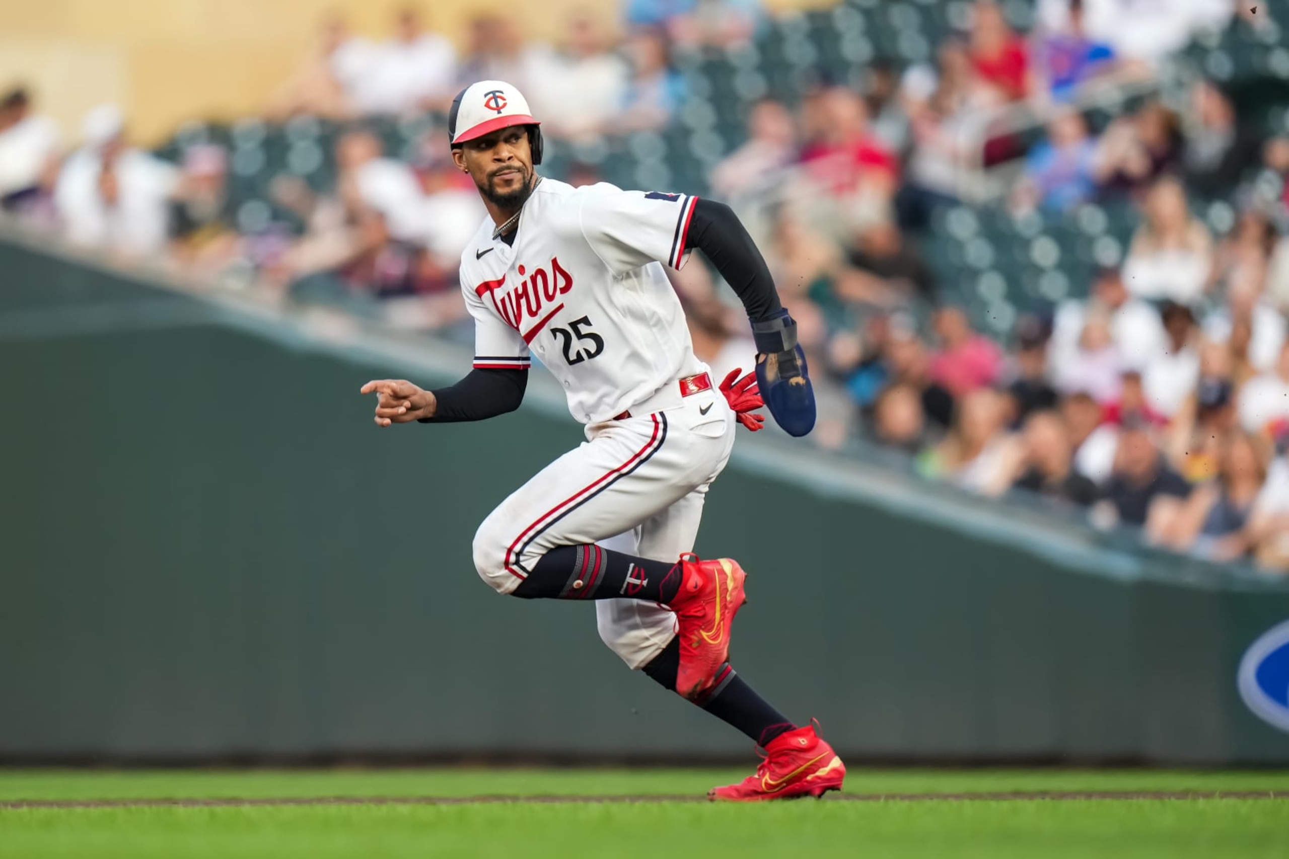 MINNEAPOLIS, MN - MAY 23: Byron Buxton #25 of the Minnesota Twins runs and steals second base against the San Francisco Giants on May 23, 2023 at Target Field in Minneapolis, Minnesota. (Photo by Brace Hemmelgarn/Minnesota Twins/Getty Images)