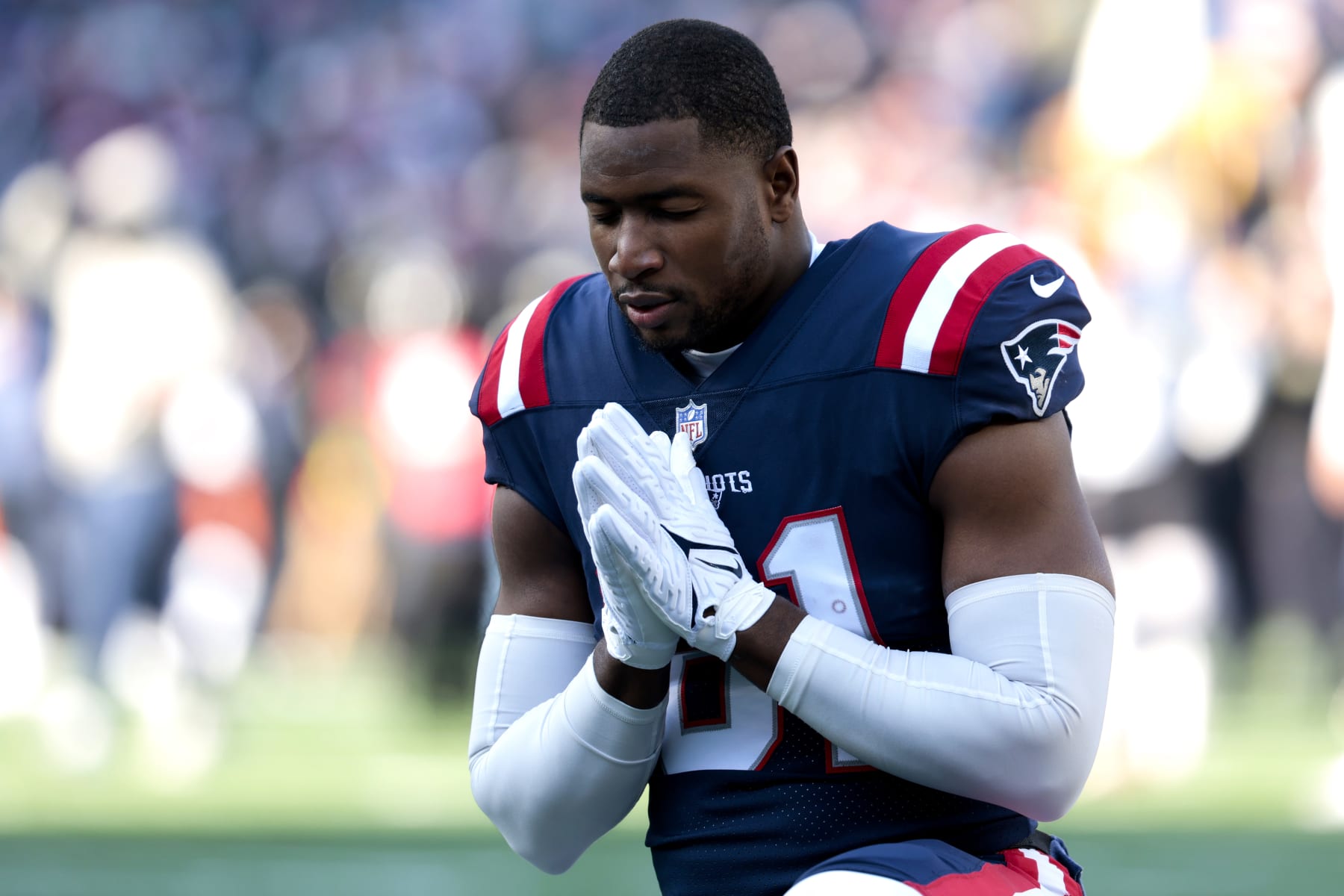FOXBOROUGH, MASSACHUSETTS - DECEMBER 24: Jonnu Smith #81 of the New England Patriots takes a moment during pregame against the Cincinnati Bengals at Gillette Stadium on December 24, 2022 in Foxborough, Massachusetts. (Photo by Nick Grace/Getty Images)