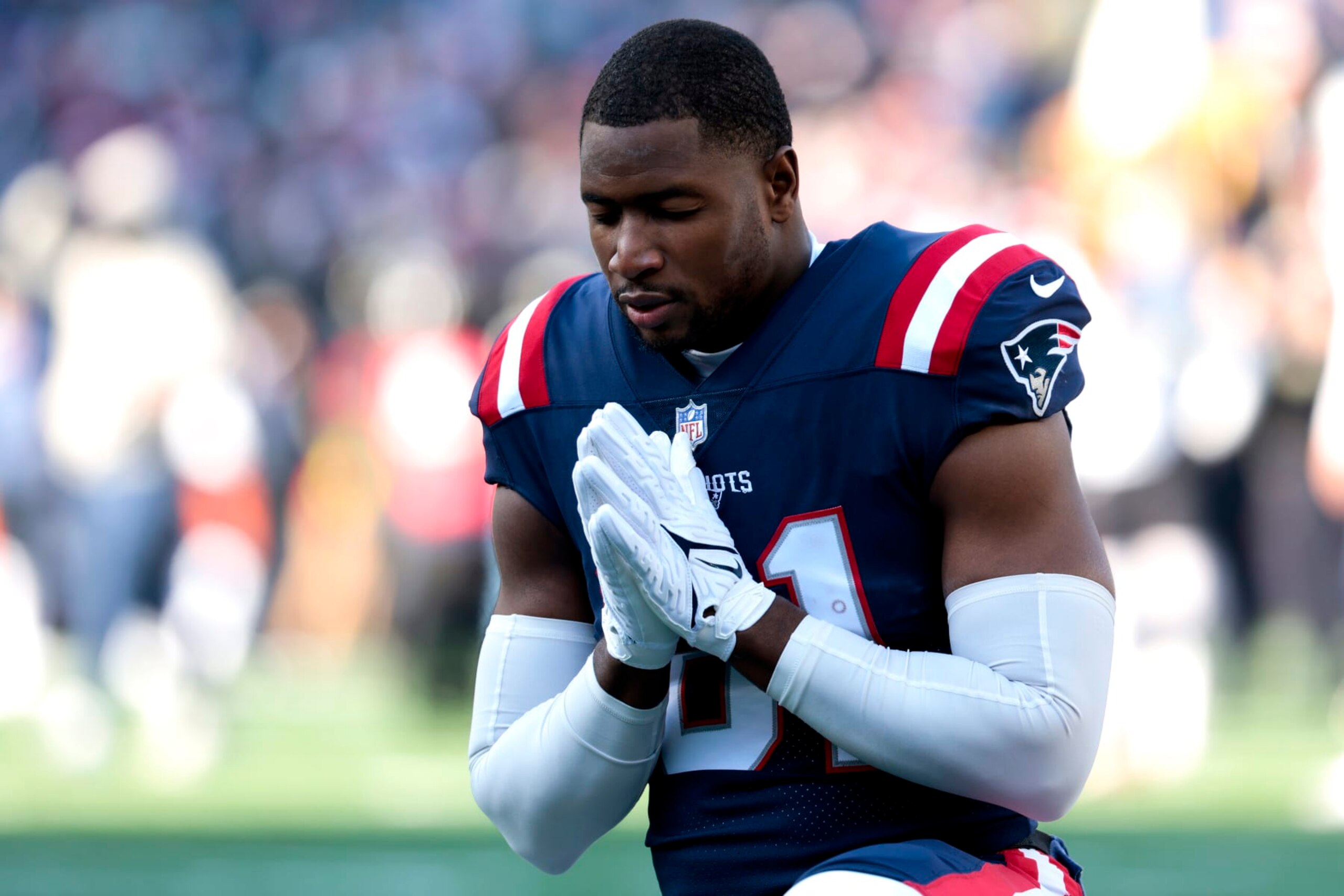 FOXBOROUGH, MASSACHUSETTS - DECEMBER 24: Jonnu Smith #81 of the New England Patriots takes a moment during pregame against the Cincinnati Bengals at Gillette Stadium on December 24, 2022 in Foxborough, Massachusetts. (Photo by Nick Grace/Getty Images)