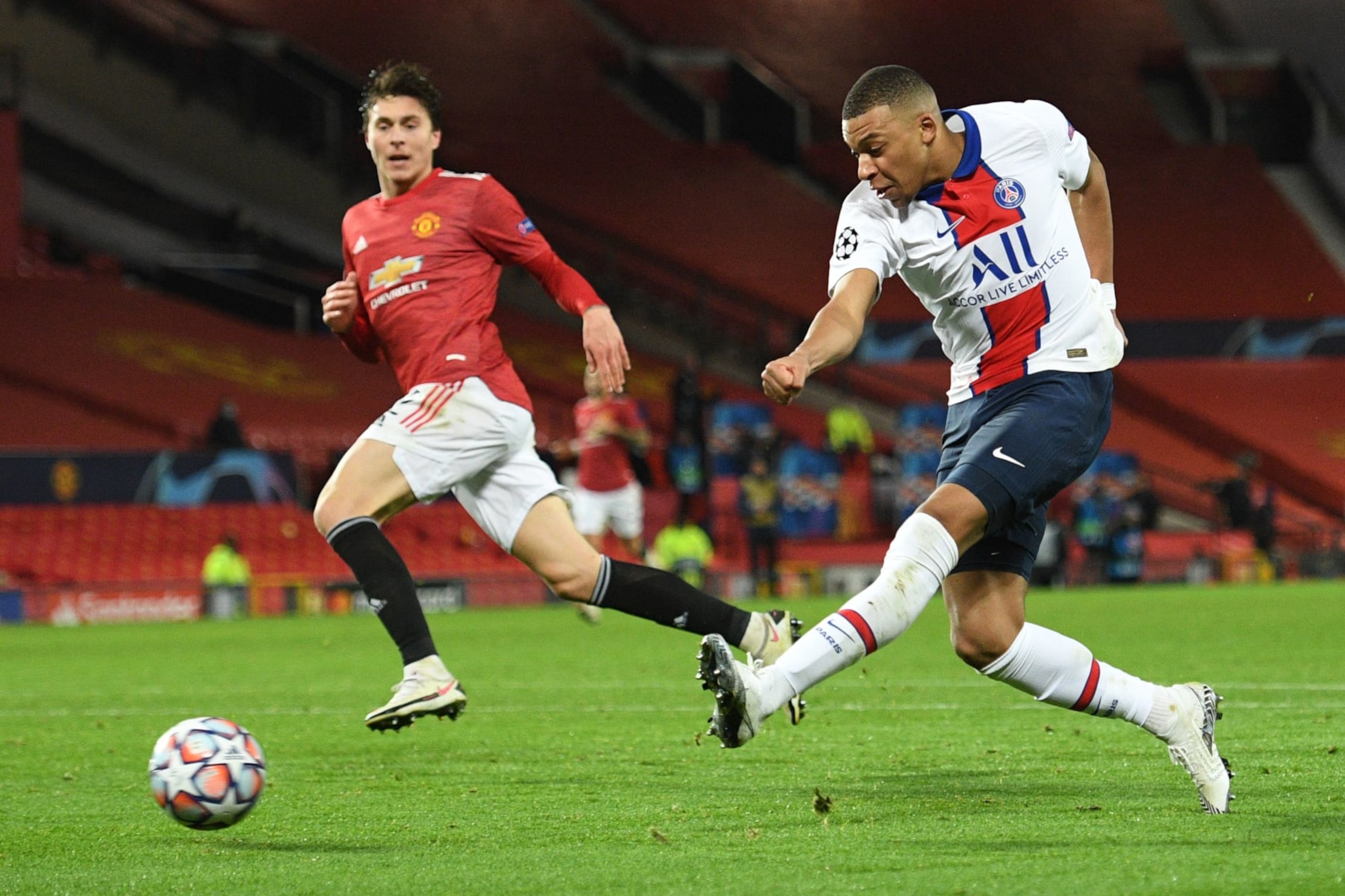 Paris Saint-Germain's French forward Kylian Mbappe controls the ball during the UEFA Champions League group H football match between Manchester United and Paris Saint Germain at Old Trafford in Manchester, north west England, on December 2, 2020. (Photo by Oli SCARFF / AFP) (Photo by OLI SCARFF/AFP via Getty Images) Paris Saint-Germain's French forward Kylian Mbappe controls the ball during the UEFA Champions League group H football match between Manchester United and Paris Saint Germain at Old Trafford in Manchester, north west England, on December 2, 2020. (Photo by Oli SCARFF / AFP) (Photo by OLI SCARFF/AFP via Getty Images)