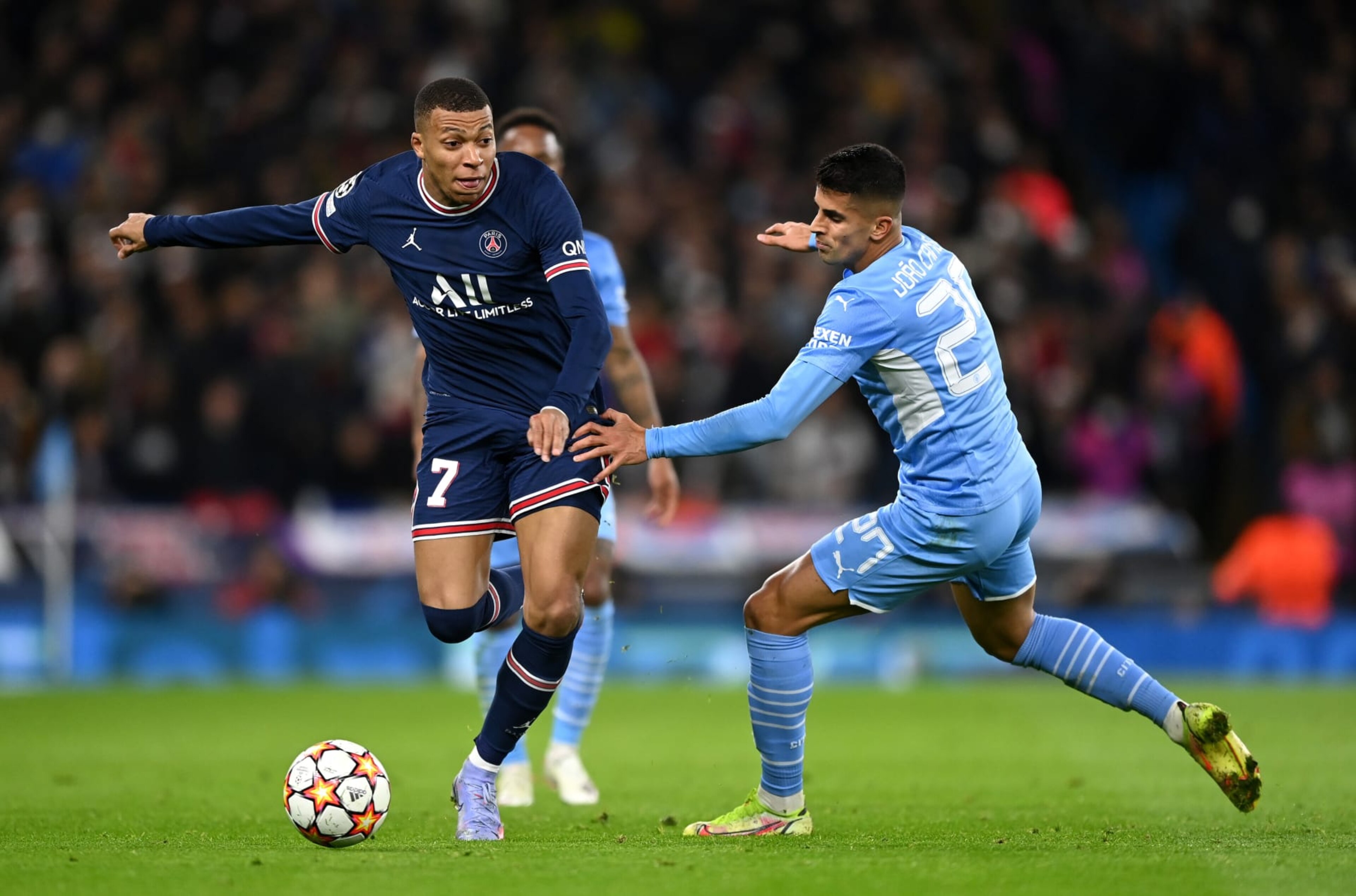 MANCHESTER, ENGLAND - NOVEMBER 24: Kylian Mbappe of Paris Saint-Germain is challenged by Joao Cancelo of Manchester City during the UEFA Champions League group A match between Manchester City and Paris Saint-Germain at Etihad Stadium on November 24, 2021 in Manchester, England. (Photo by Shaun Botterill/Getty Images) MANCHESTER, ENGLAND - NOVEMBER 24: Kylian Mbappe of Paris Saint-Germain is challenged by Joao Cancelo of Manchester City during the UEFA Champions League group A match between Manchester City and Paris Saint-Germain at Etihad Stadium on November 24, 2021 in Manchester, England. (Photo by Shaun Botterill/Getty Images)
